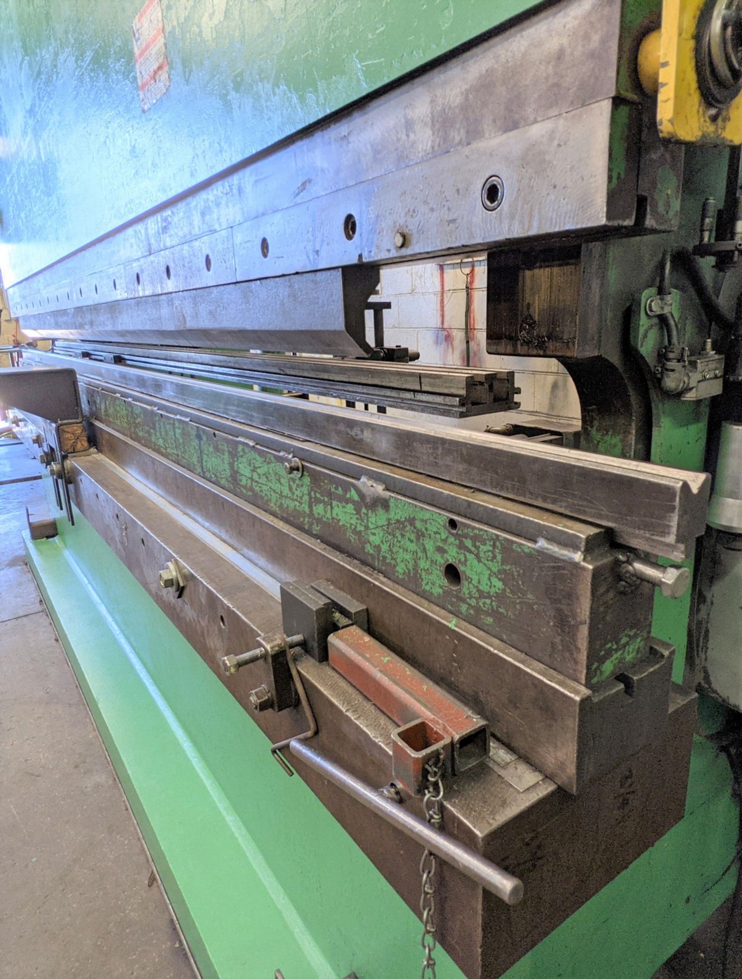 ACCURPRESS 12’ X 250-TON CAP. HYDRAULIC PRESS BRAKE, MODEL 725012, 12’ OVERALL LENGTH, 10’-4” - Image 5 of 18