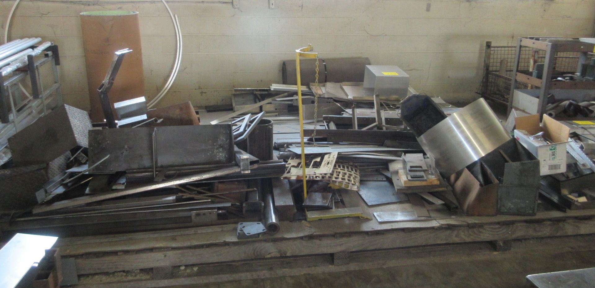 LARGE LOT OF MIXED METAL IN LOADING DOCK ROOM (UPPER LEVEL) - Image 4 of 11