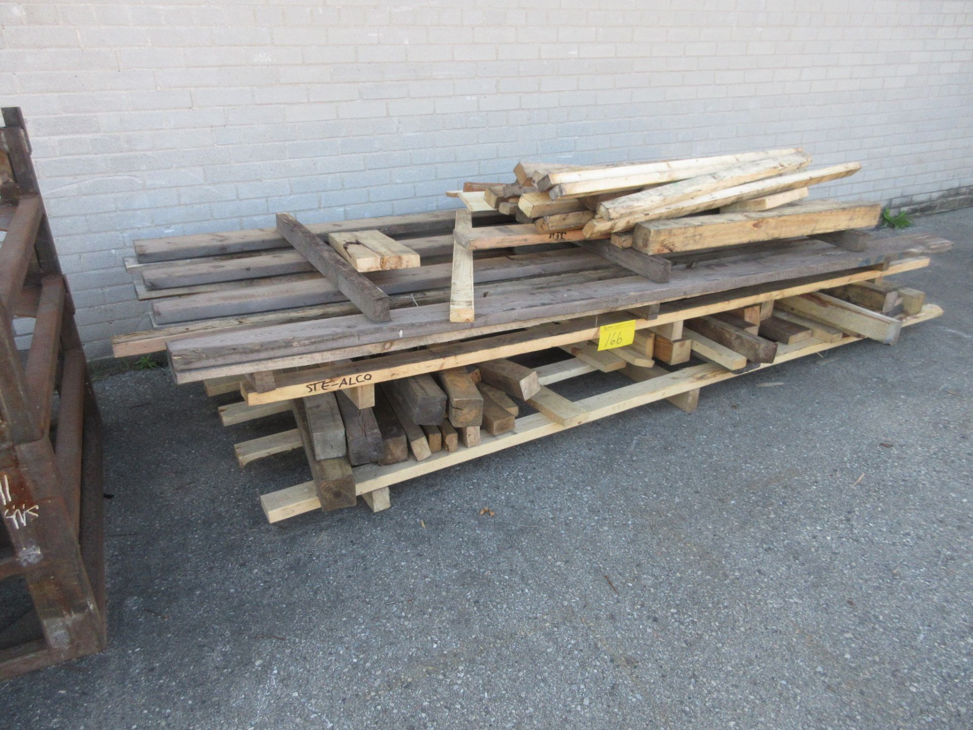 LOT ALL LOOSE WOOD IN YARD - Bild 3 aus 7