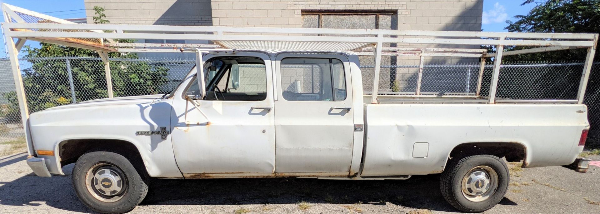 1986 CHEVROLET CUSTOM DELUXE 30 PICKUP TRUCK, BONUS CAB, APPROX. 99,500 MILES - Image 4 of 14