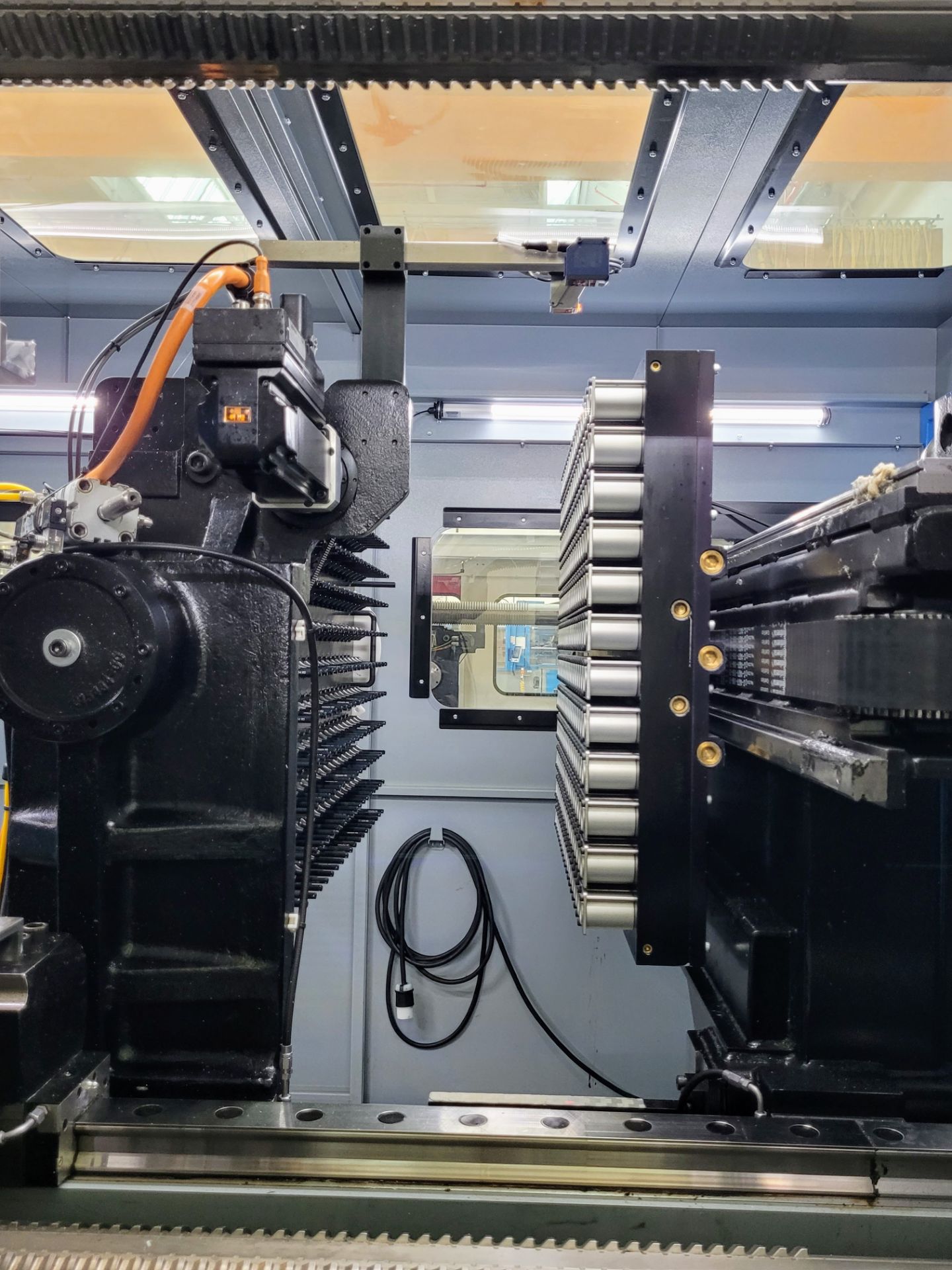 2019 NIIGON NPET 300 P120 E120 LIGHTS OUT HORIZONTAL TO STAGE INJECTION MOLDING MACHINE, 337 TON - Image 7 of 37