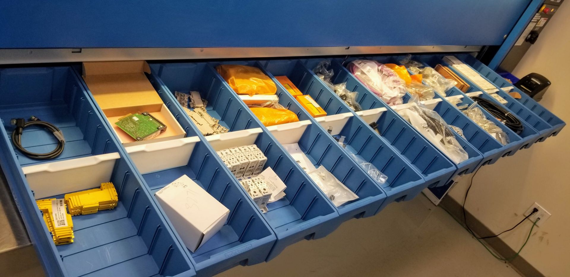 LOT - CONTENTS OF 36 SHELVES INCLUDING: MOTOR CABLES, HYBRID CABLES, PLUGS, INPUT CARDS, MODULES, - Image 11 of 100