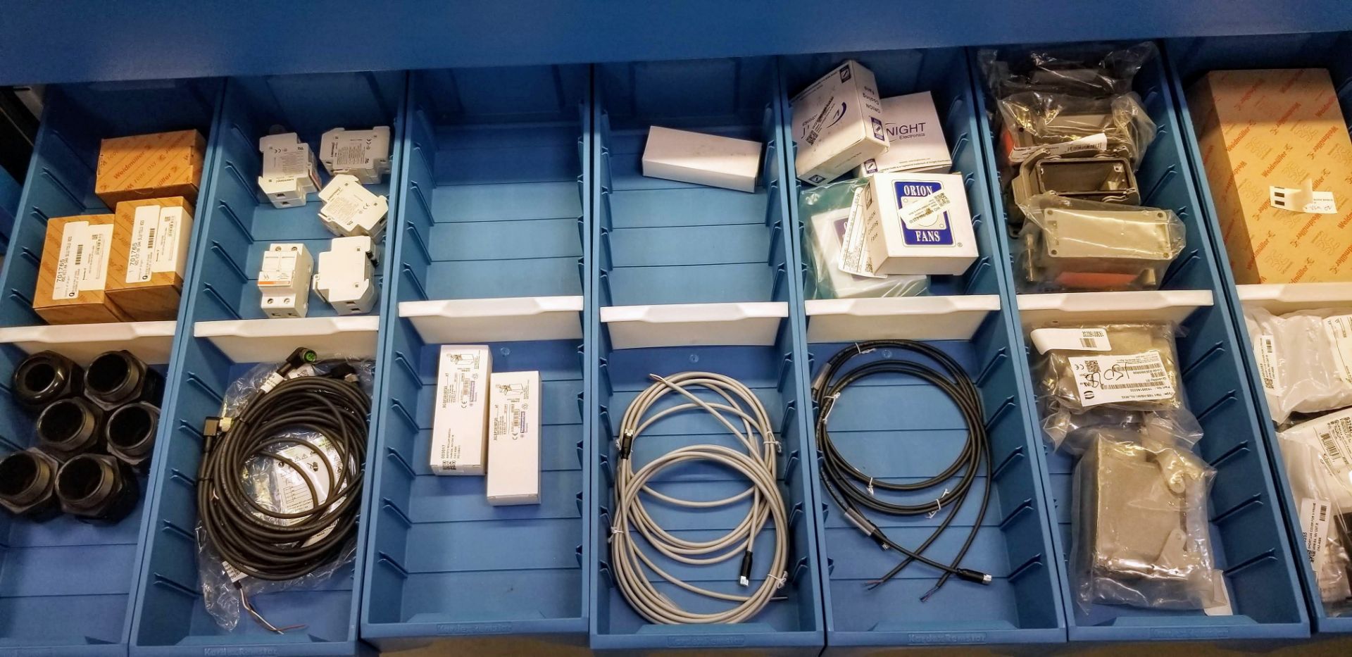 LOT - CONTENTS OF 36 SHELVES INCLUDING: MOTOR CABLES, HYBRID CABLES, PLUGS, INPUT CARDS, MODULES, - Image 58 of 100