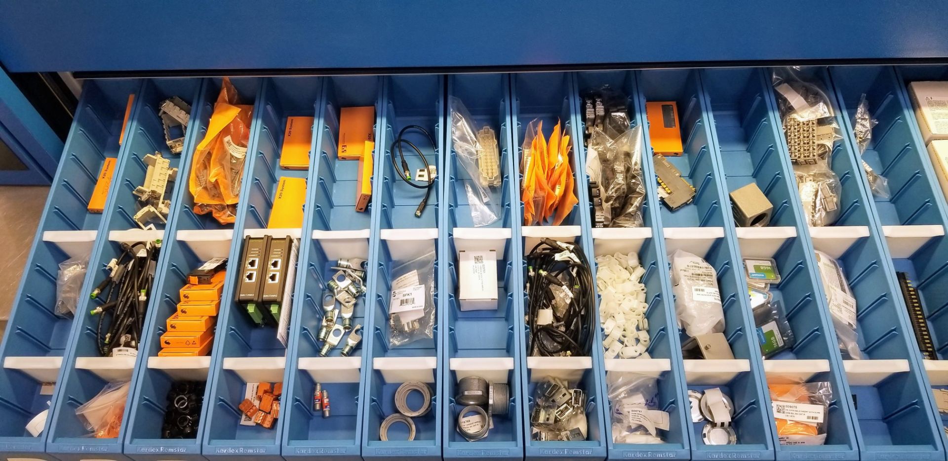 LOT - CONTENTS OF 36 SHELVES INCLUDING: MOTOR CABLES, HYBRID CABLES, PLUGS, INPUT CARDS, MODULES, - Image 61 of 100