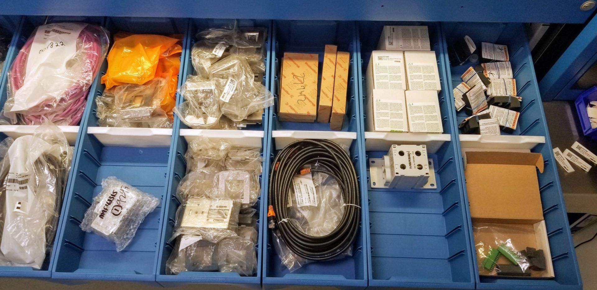 LOT - CONTENTS OF 36 SHELVES INCLUDING: MOTOR CABLES, HYBRID CABLES, PLUGS, INPUT CARDS, MODULES, - Image 13 of 100