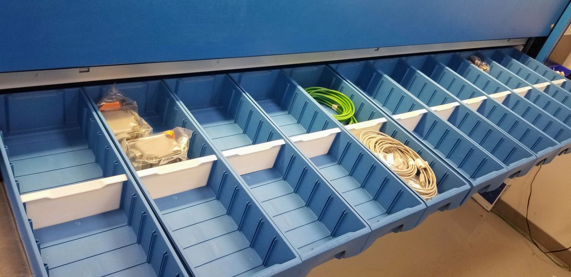 LOT - CONTENTS OF 36 SHELVES INCLUDING: MOTOR CABLES, HYBRID CABLES, PLUGS, INPUT CARDS, MODULES, - Image 41 of 100