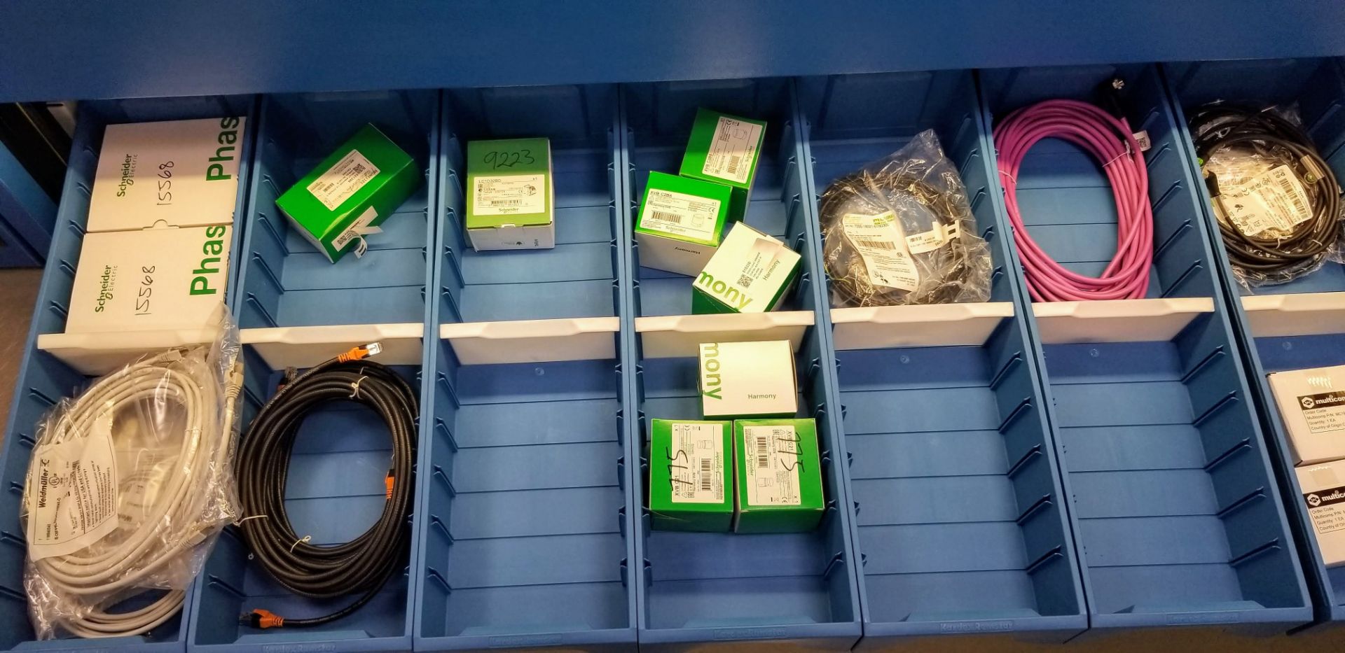 LOT - CONTENTS OF 36 SHELVES INCLUDING: MOTOR CABLES, HYBRID CABLES, PLUGS, INPUT CARDS, MODULES, - Image 36 of 100