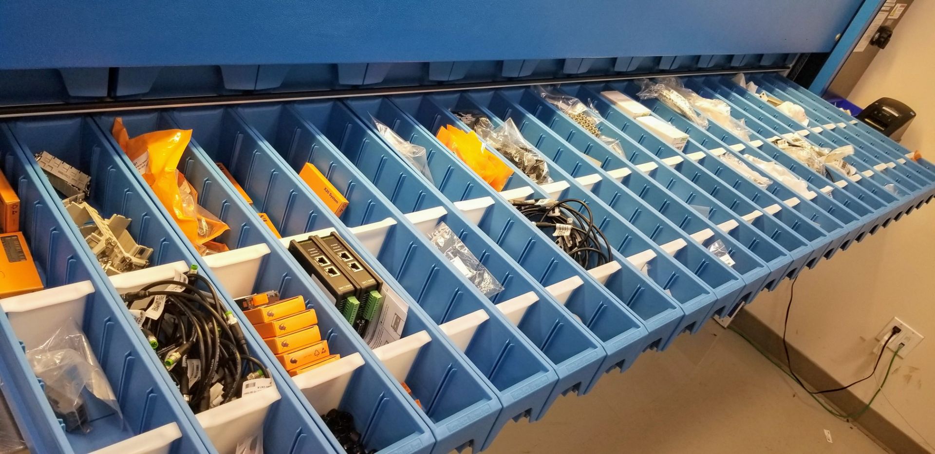 LOT - CONTENTS OF 36 SHELVES INCLUDING: MOTOR CABLES, HYBRID CABLES, PLUGS, INPUT CARDS, MODULES, - Image 60 of 100