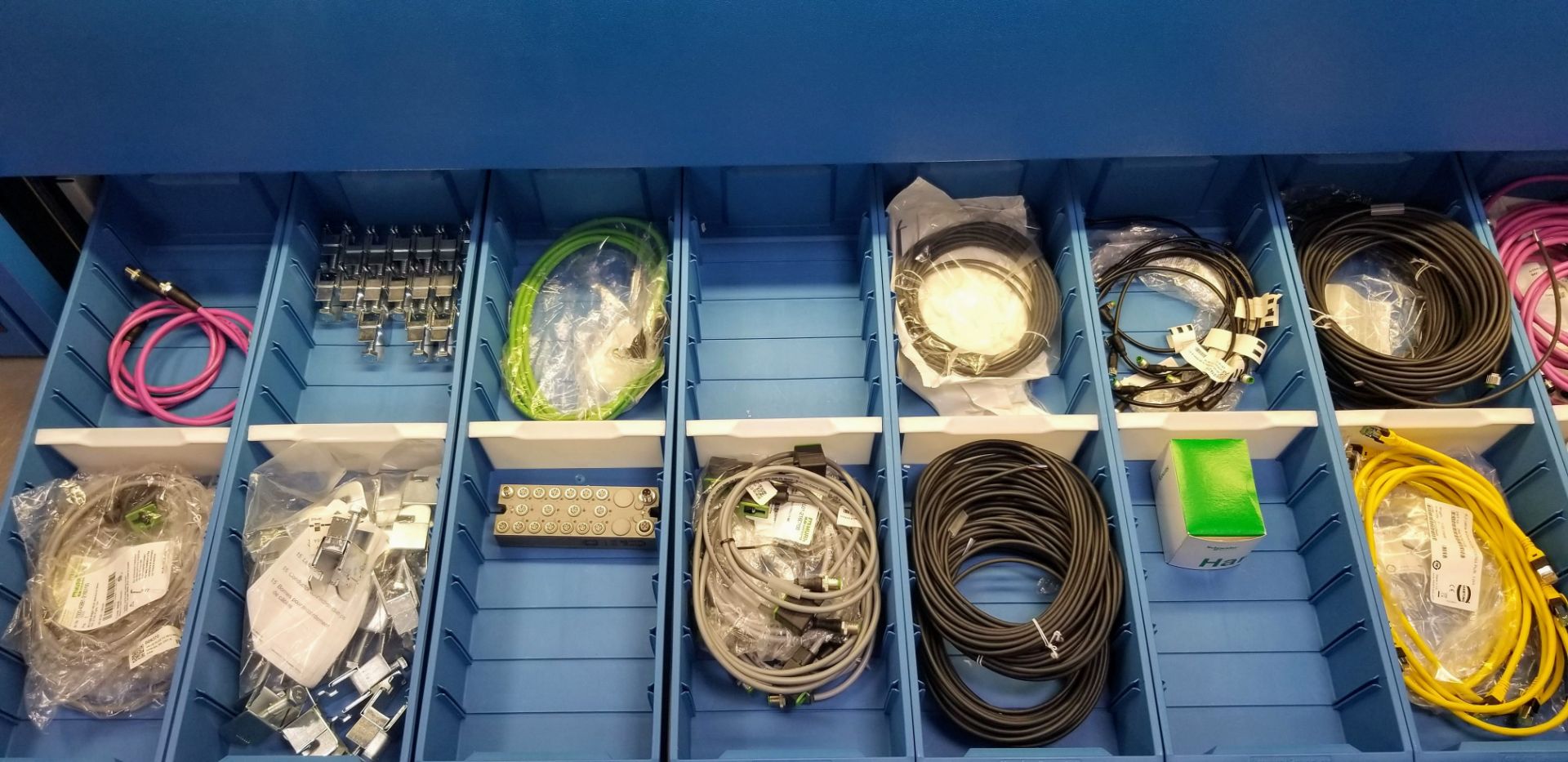 LOT - CONTENTS OF 36 SHELVES INCLUDING: MOTOR CABLES, HYBRID CABLES, PLUGS, INPUT CARDS, MODULES, - Image 64 of 100