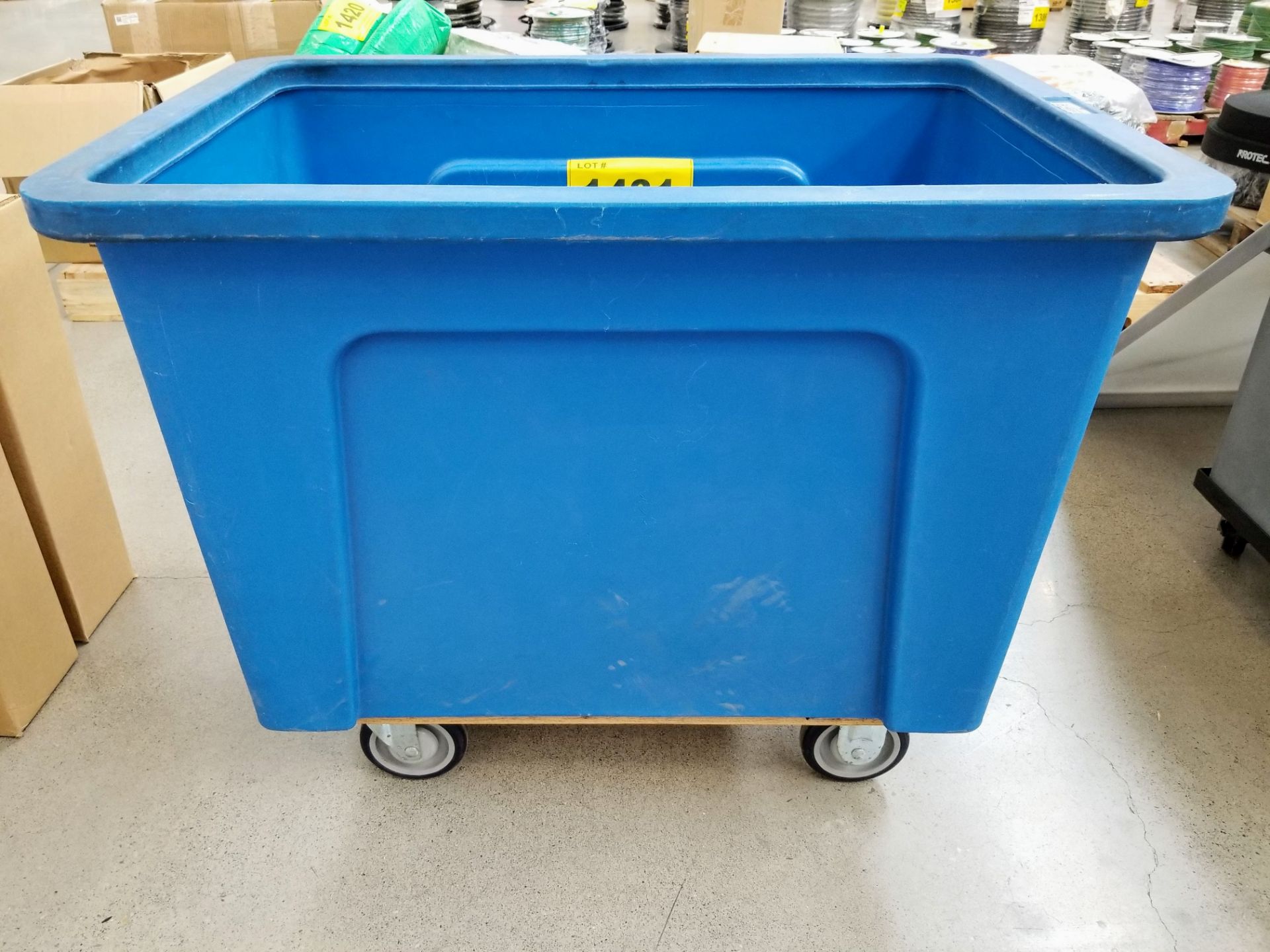 LOT- RATCHET TIE DOWNS AND PORTABLE TUB - Image 2 of 2