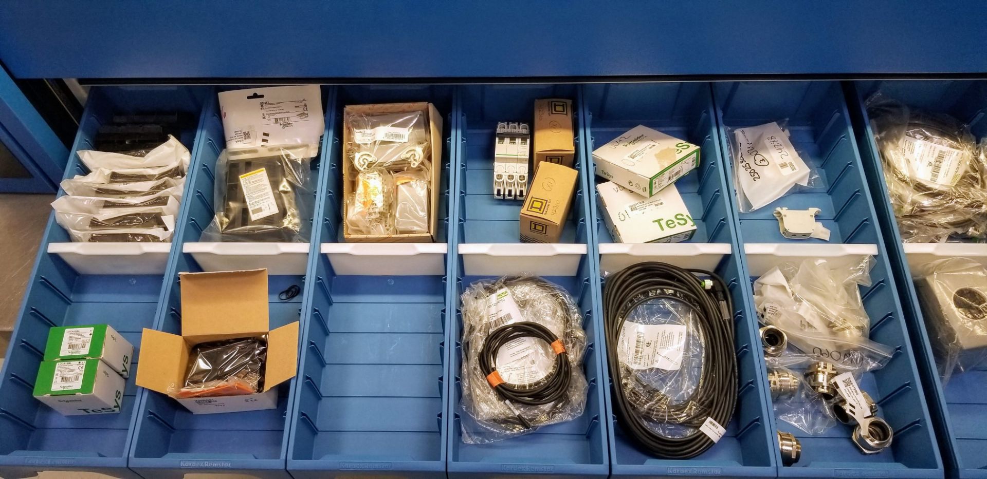 LOT - CONTENTS OF 36 SHELVES INCLUDING: MOTOR CABLES, HYBRID CABLES, PLUGS, INPUT CARDS, MODULES, - Image 55 of 100