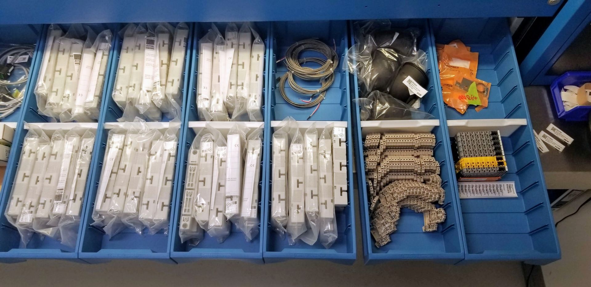 LOT - CONTENTS OF 36 SHELVES INCLUDING: MOTOR CABLES, HYBRID CABLES, PLUGS, INPUT CARDS, MODULES, - Image 19 of 100