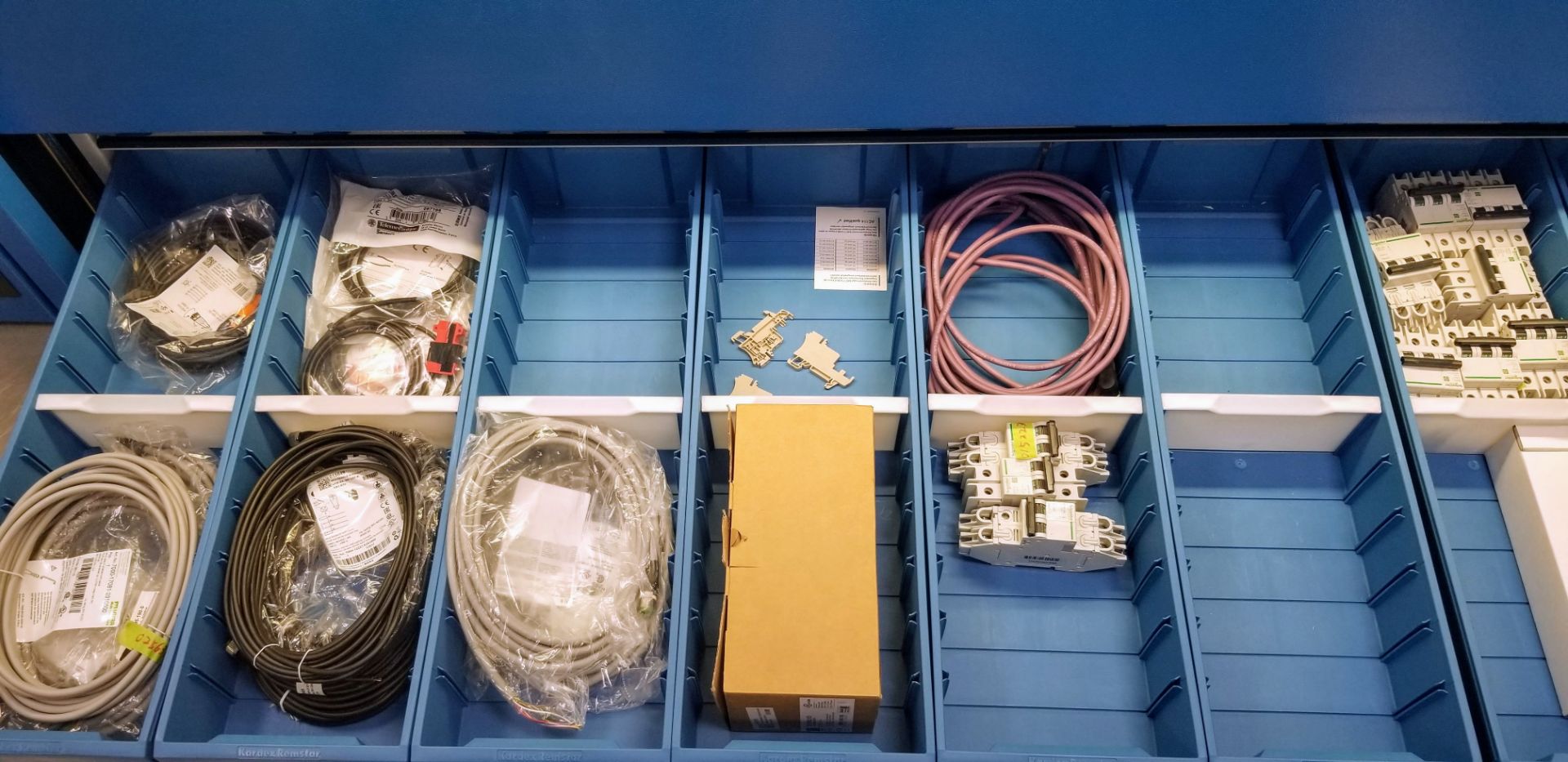 LOT - CONTENTS OF 36 SHELVES INCLUDING: MOTOR CABLES, HYBRID CABLES, PLUGS, INPUT CARDS, MODULES, - Image 67 of 100