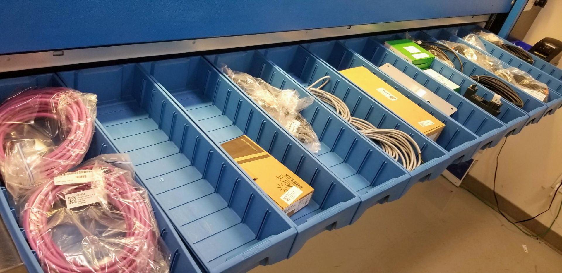 LOT - CONTENTS OF 36 SHELVES INCLUDING: MOTOR CABLES, HYBRID CABLES, PLUGS, INPUT CARDS, MODULES, - Image 23 of 100