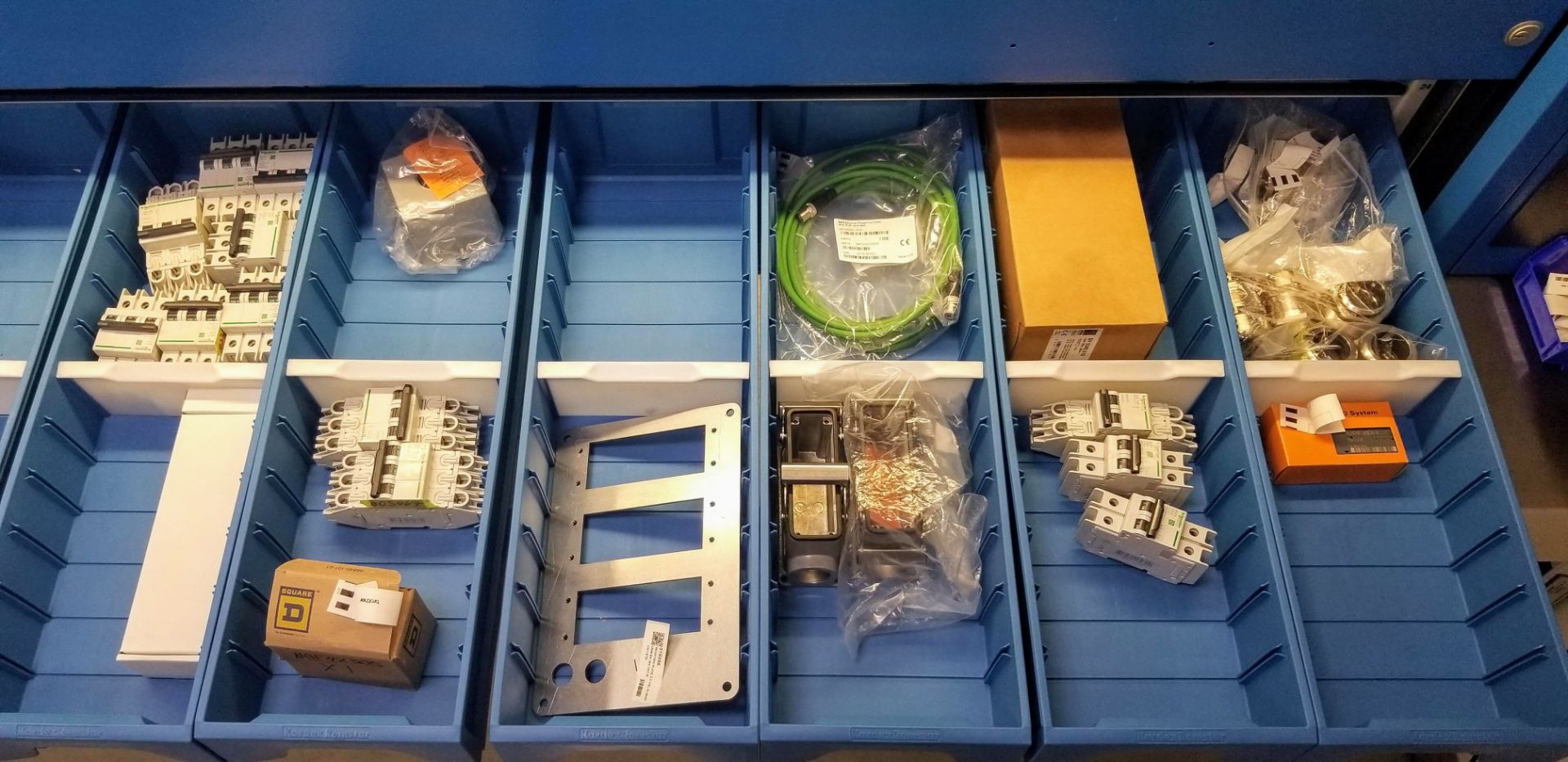 LOT - CONTENTS OF 36 SHELVES INCLUDING: MOTOR CABLES, HYBRID CABLES, PLUGS, INPUT CARDS, MODULES, - Image 68 of 100