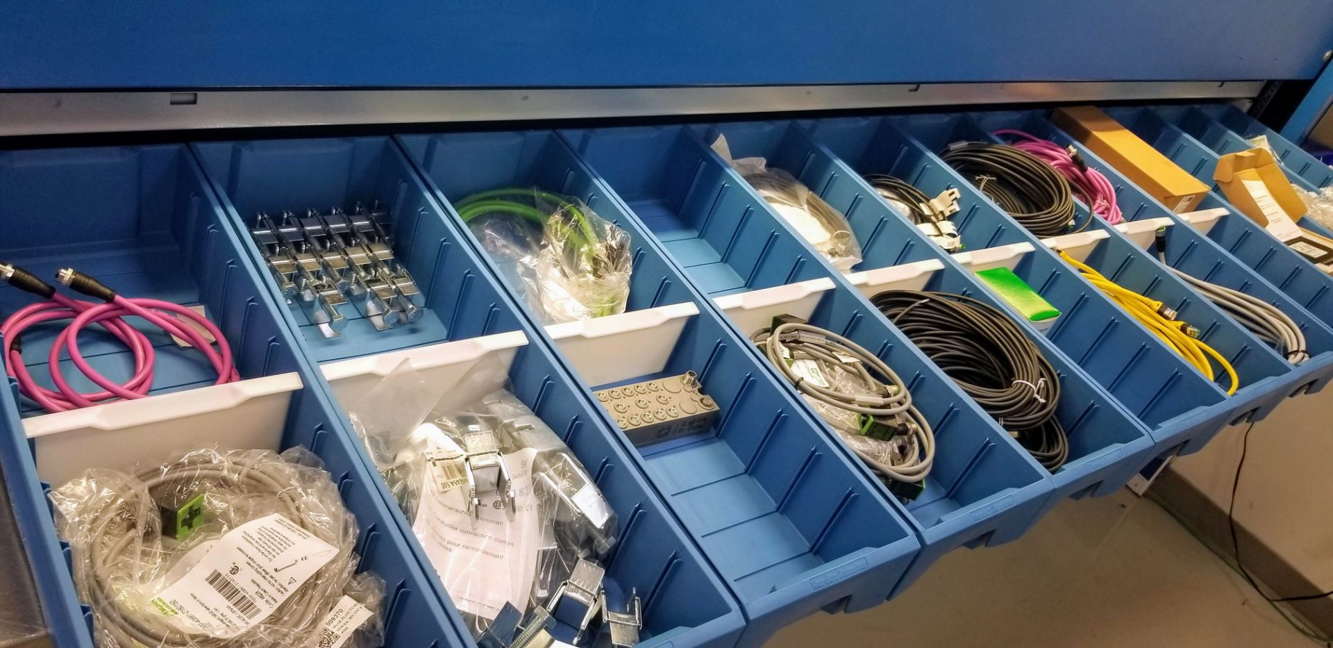 LOT - CONTENTS OF 36 SHELVES INCLUDING: MOTOR CABLES, HYBRID CABLES, PLUGS, INPUT CARDS, MODULES, - Image 63 of 100