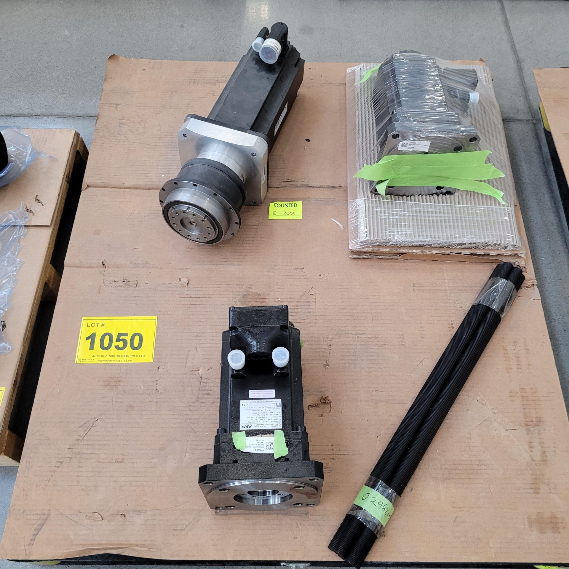 LOT - SERVOMOTOR HOLLOW SHAFT. SERVOMOTOR AND GEARBOX. MOTOR AND GEARBOX. THREADED ROD, DIN 975