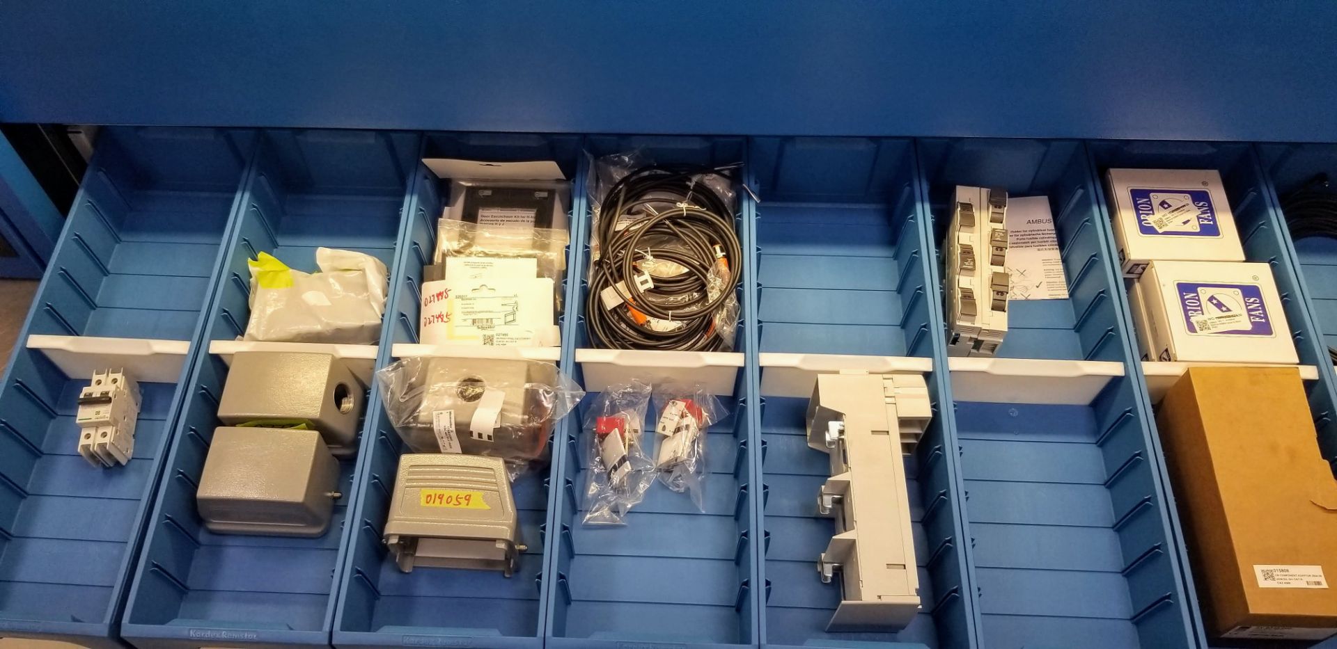 LOT - CONTENTS OF 36 SHELVES INCLUDING: MOTOR CABLES, HYBRID CABLES, PLUGS, INPUT CARDS, MODULES, - Image 70 of 100