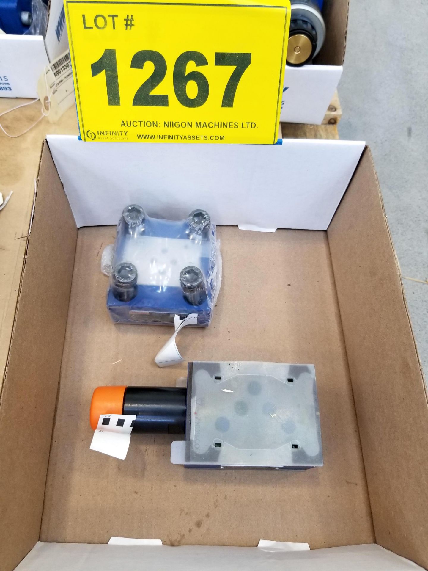 LOT - (1) BOSCH REXROTH CART. VALVE CONTROL COVER, NG25, SHUTTLE, (1) BOSCH REXROTH PRESSURE