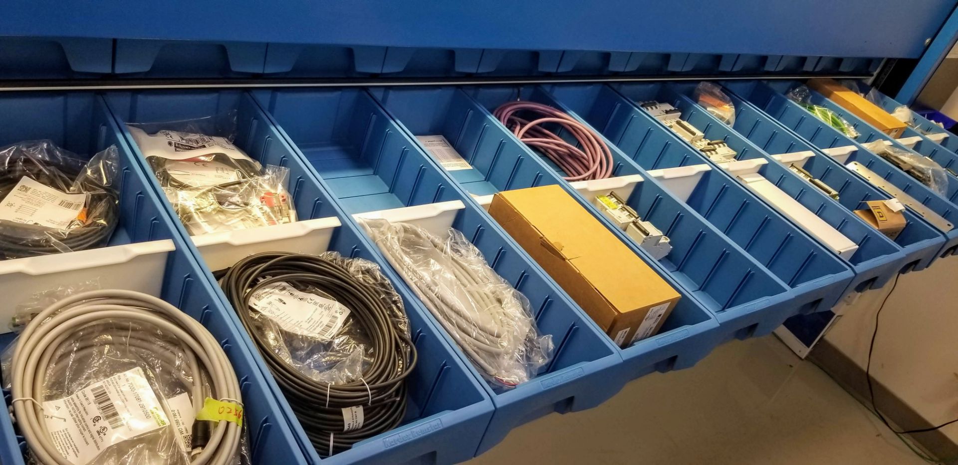 LOT - CONTENTS OF 36 SHELVES INCLUDING: MOTOR CABLES, HYBRID CABLES, PLUGS, INPUT CARDS, MODULES, - Image 66 of 100