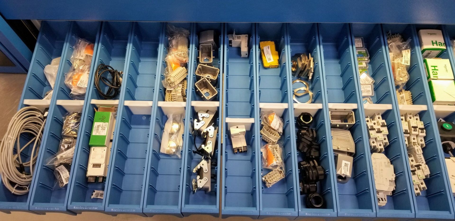 LOT - CONTENTS OF 36 SHELVES INCLUDING: MOTOR CABLES, HYBRID CABLES, PLUGS, INPUT CARDS, MODULES, - Image 9 of 100