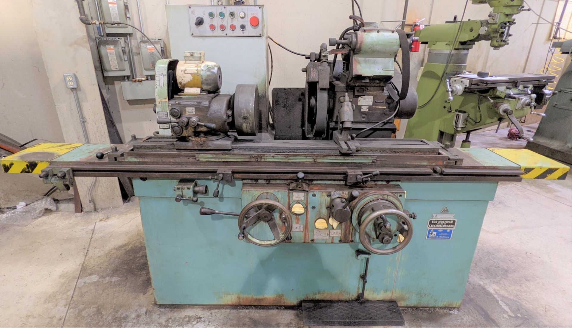 TOS 2UDP2750 CYLINDRICAL GRINDER, 10” MAGNETIC CHUCK, 15” WHEEL, 12” SWING, 54” BED, SPEEDS TO 1,950 - Image 3 of 15