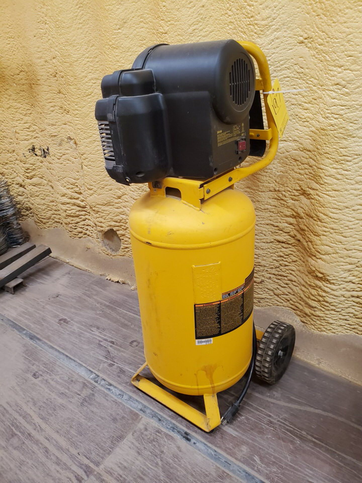 Dewalt Air Compressor 225psi, 1.6HP, 15Gal, 5.0 SCFM - Image 2 of 6