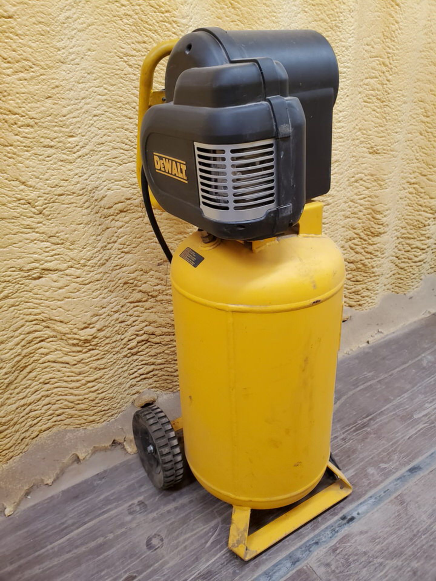 Dewalt Air Compressor 225psi, 1.6HP, 15Gal, 5.0 SCFM - Image 3 of 6