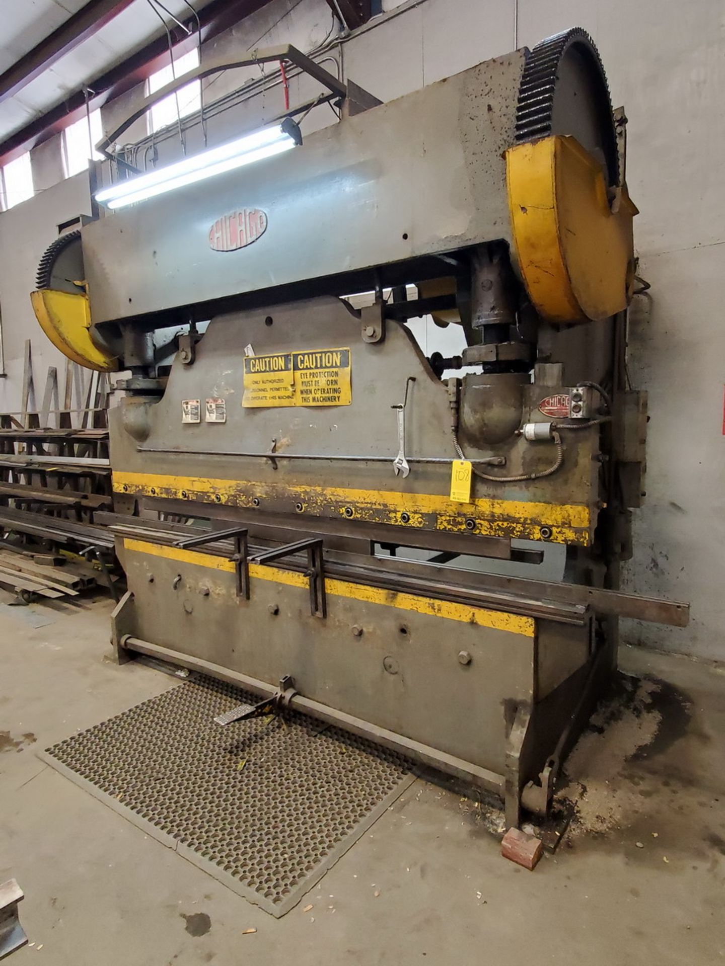 Chicago 10' x 90 Ton Press Brake Size 408D; W/ GE 300-Line Controller; W/ Square D Safety Switch (