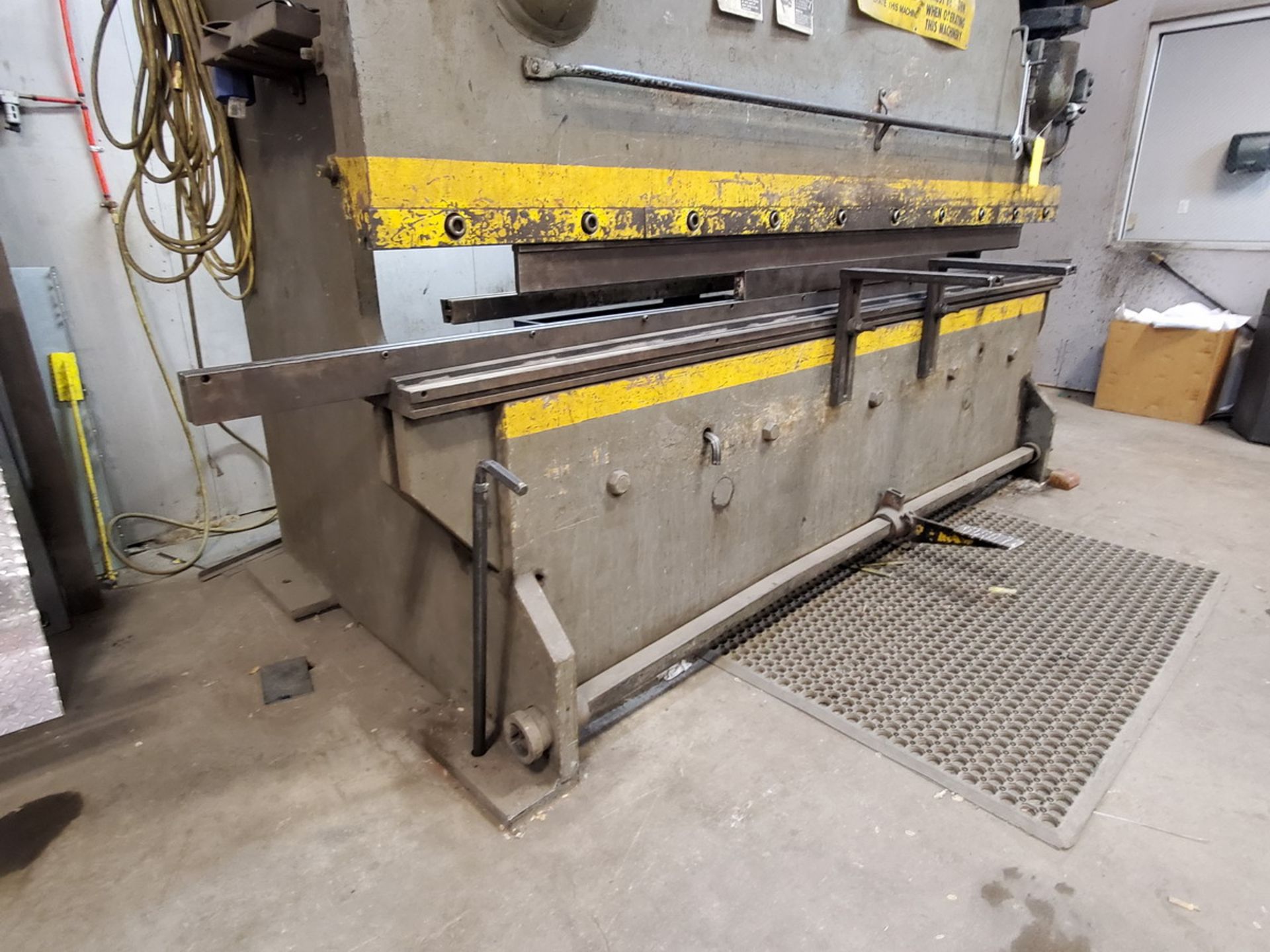 Chicago 10' x 90 Ton Press Brake Size 408D; W/ GE 300-Line Controller; W/ Square D Safety Switch ( - Image 4 of 9