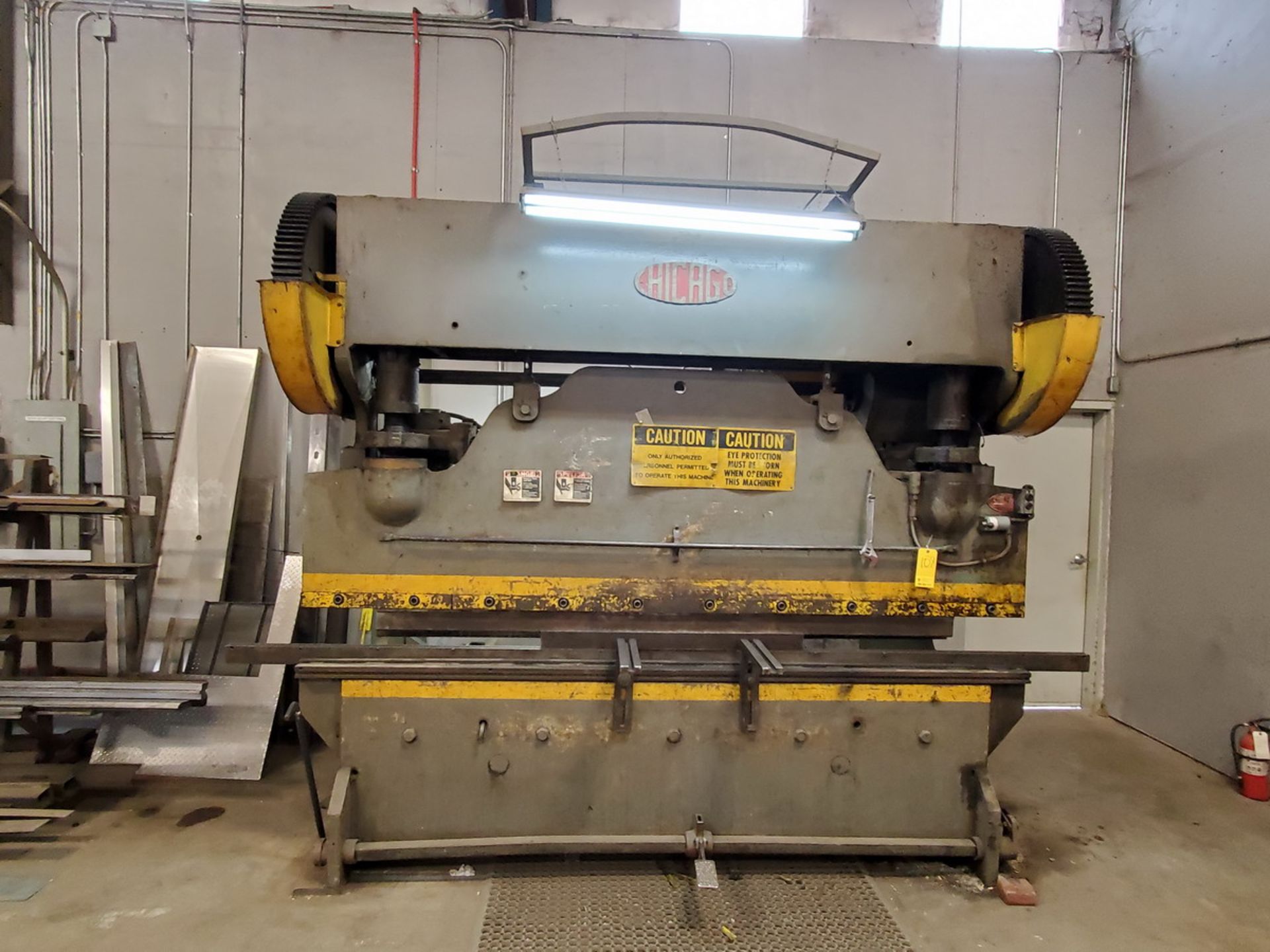 Chicago 10' x 90 Ton Press Brake Size 408D; W/ GE 300-Line Controller; W/ Square D Safety Switch ( - Image 2 of 9