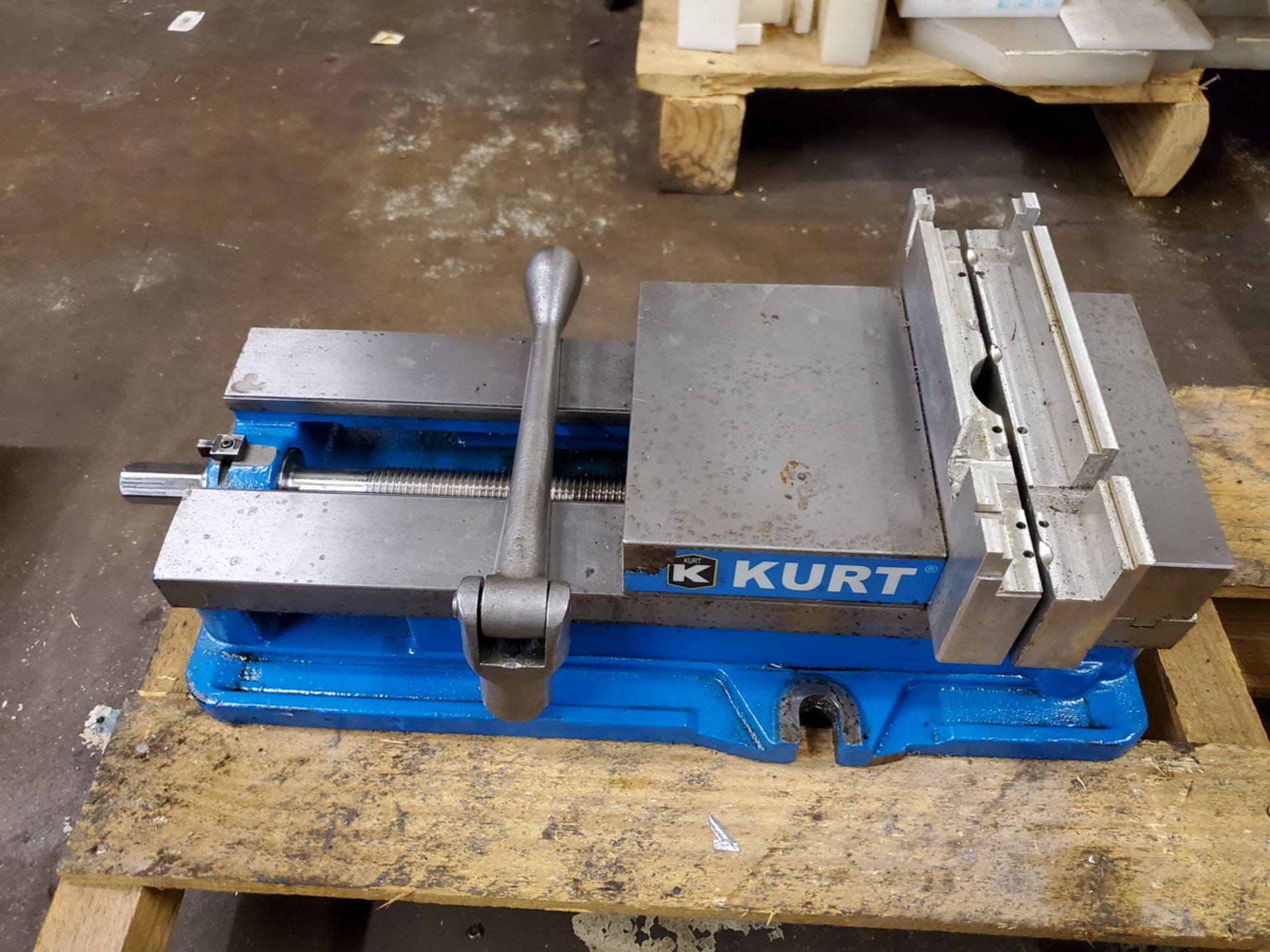 Kurt 688 6" Vise W/ Jaws