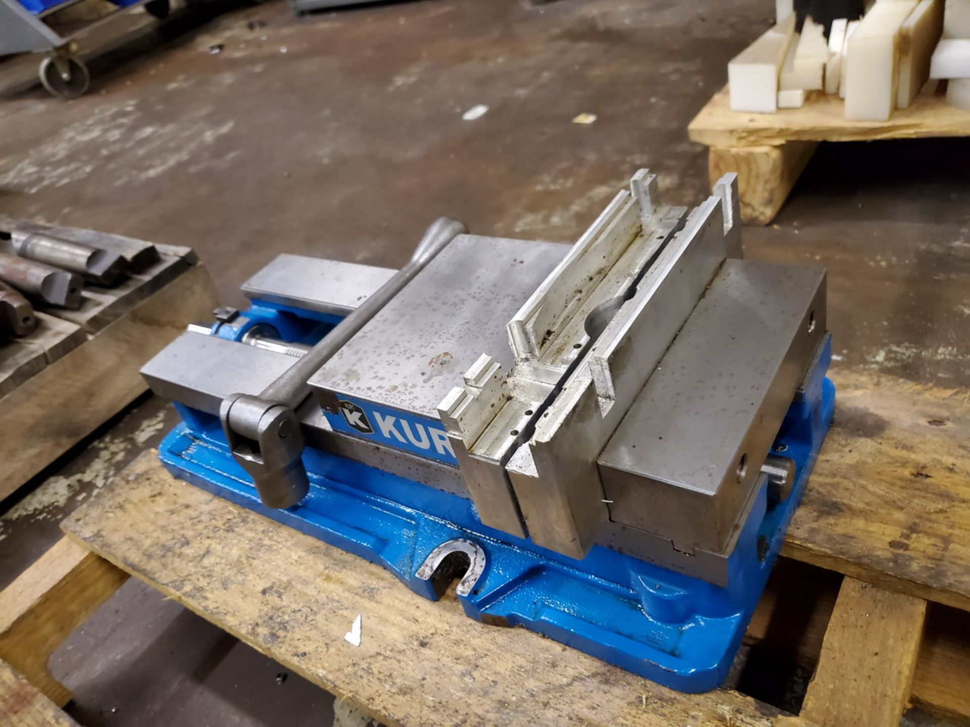 Kurt 688 6" Vise W/ Jaws - Image 3 of 3