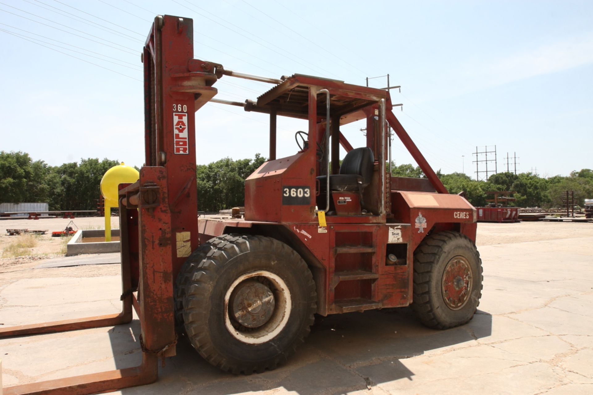 TAYLOR APPROX 36,000 LB Forklift, Has Transmission Issue - Image 3 of 4