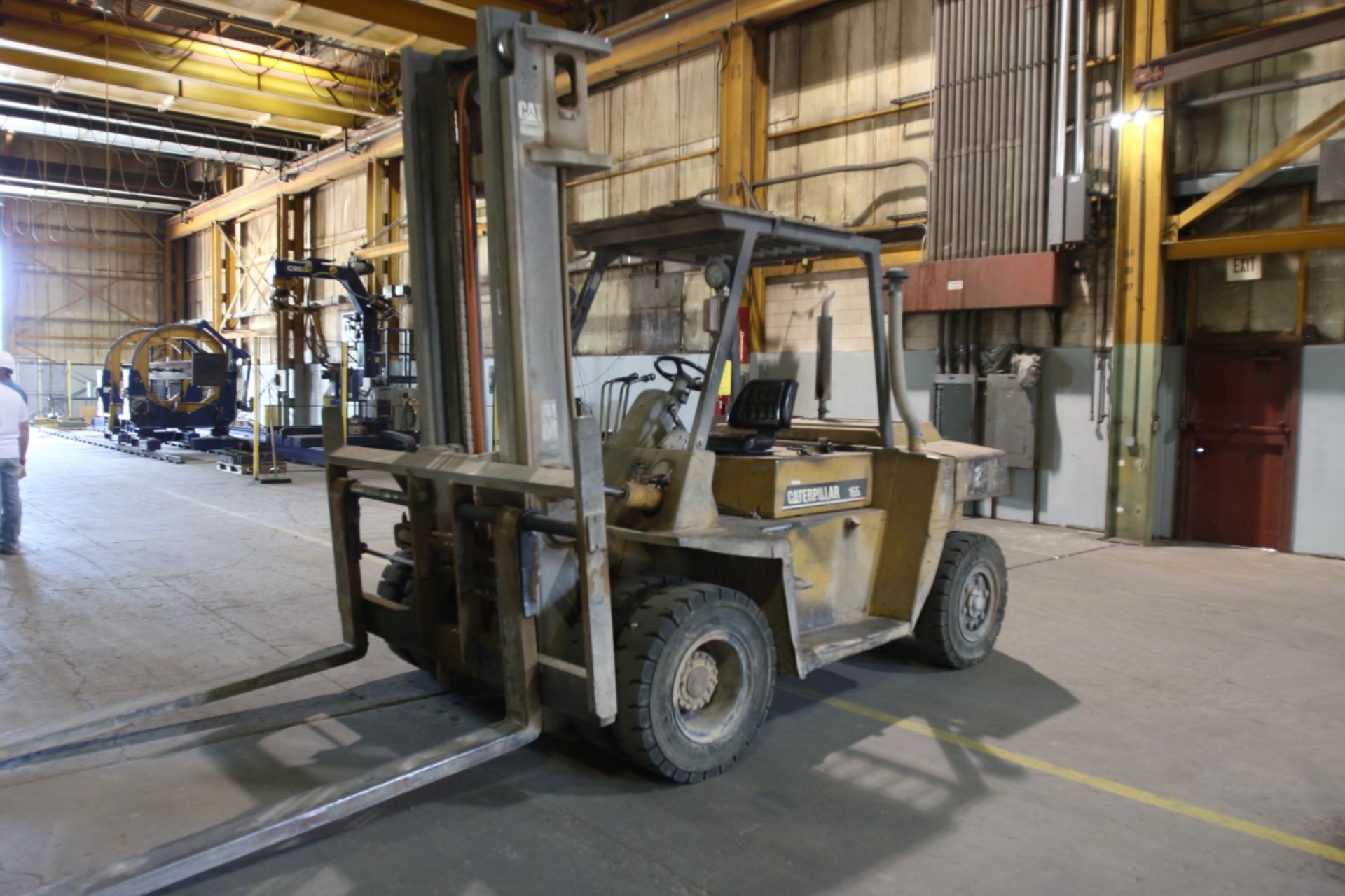 Caterpillar DP70 Forklift, Cap: 15,500 lbs, Lift Ht: 197", Pneumatic Tires