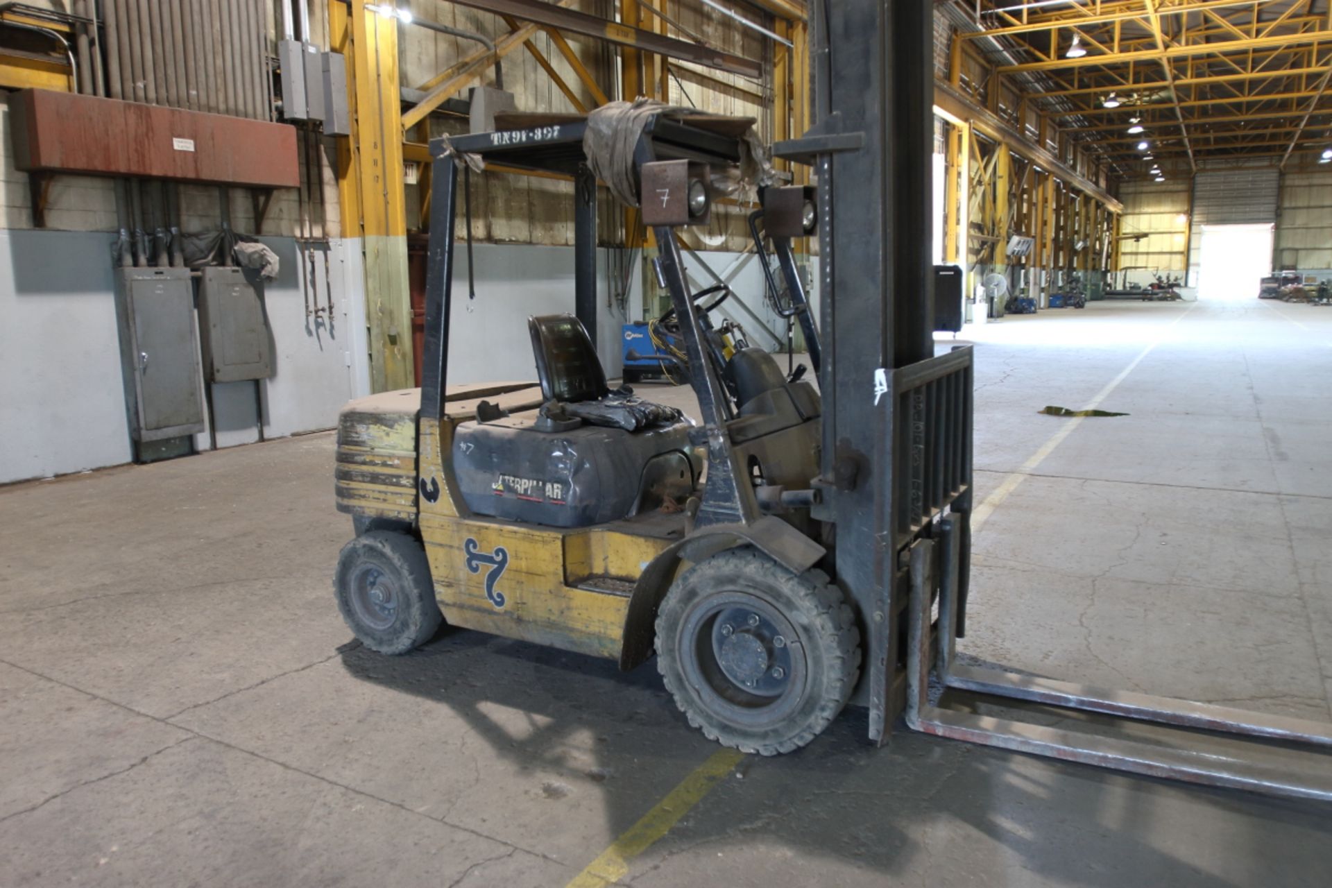 Caterpillar DP25 Forklift, Cap: 5,000 lbs, Lift Ht: 120", Pneumatic Tires - Image 2 of 5