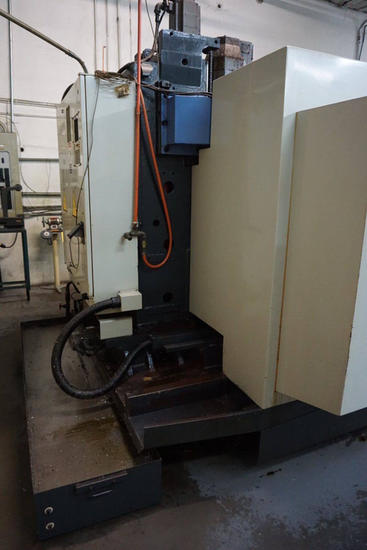 LEADWELL CV-40 CNC MACHINING CENTER, MITSUBISHI CONTROLS, 20 TOOL ATC, TRAVELS: X-40", Y-20", Z-20", - Image 9 of 10