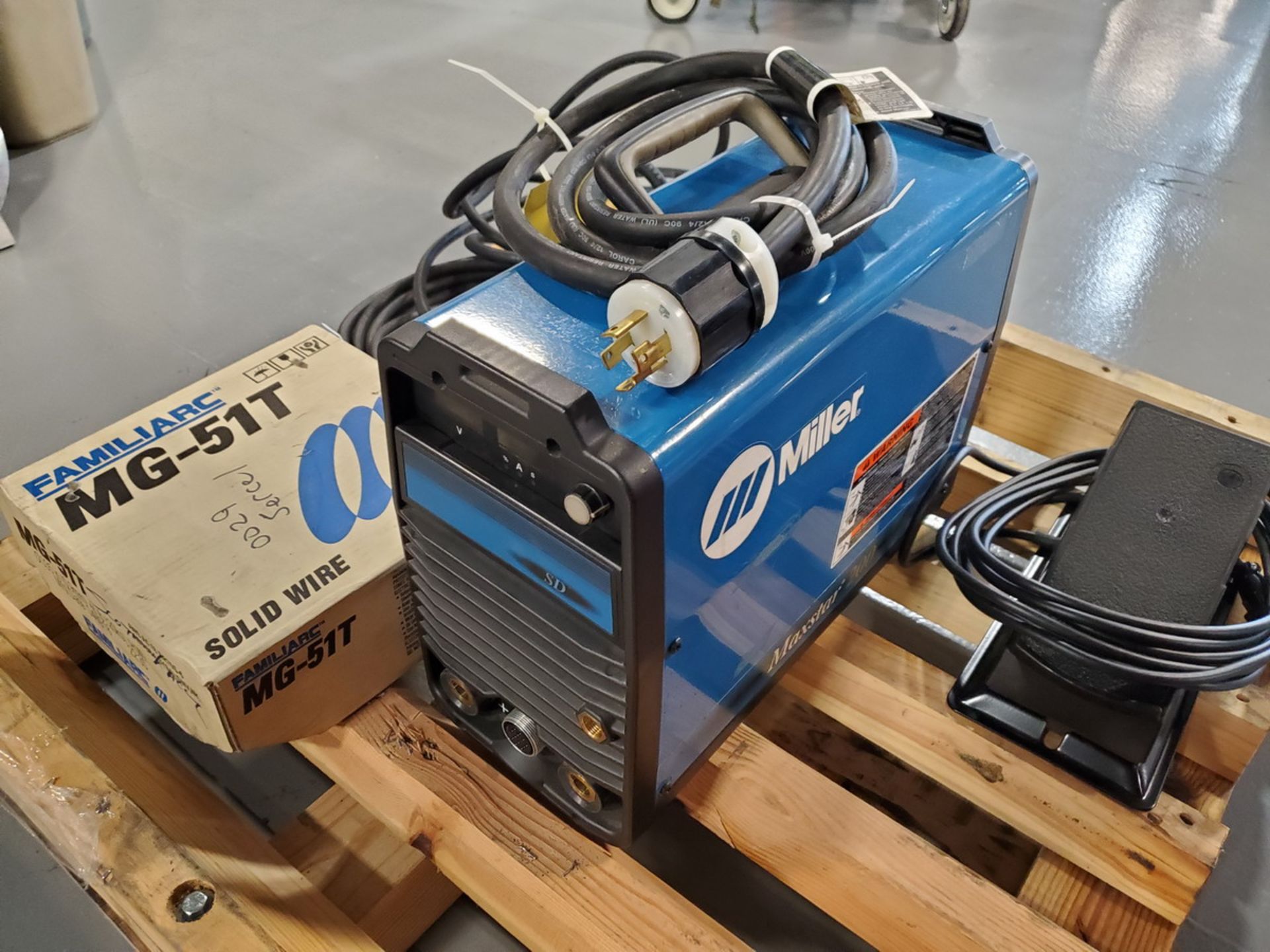 Miller Maxstar 200 Tig Welder 115-460V, 50/60HZ, 1/3PH, 1-200A; W/ Foot Control, Tig Gun Gun & - Image 3 of 8