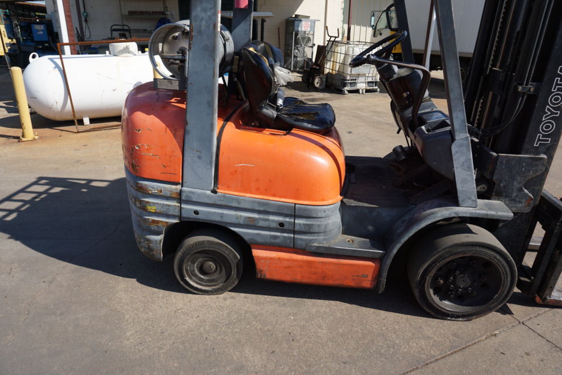 TOYOTA 52-6FGCU30 FORKLIFT, 4,800 CAPCITY, 184" LIFT HT, SIDE SHIFT, 48" FORKS, 4,260 HOURS SHOWN, - Image 2 of 8