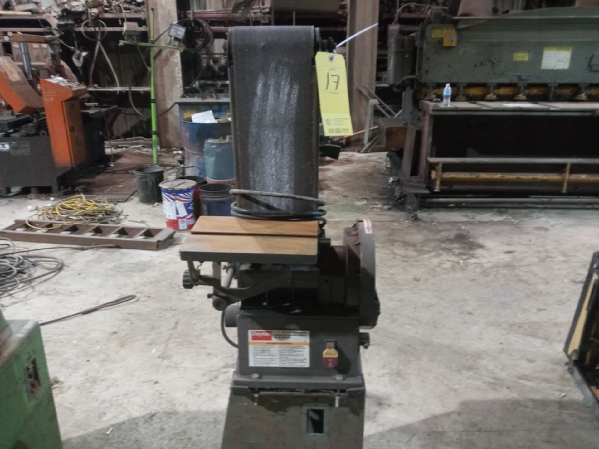 DAYTON BELT AND DISC SANDER 6 IN BELT AND 9 IN DISC