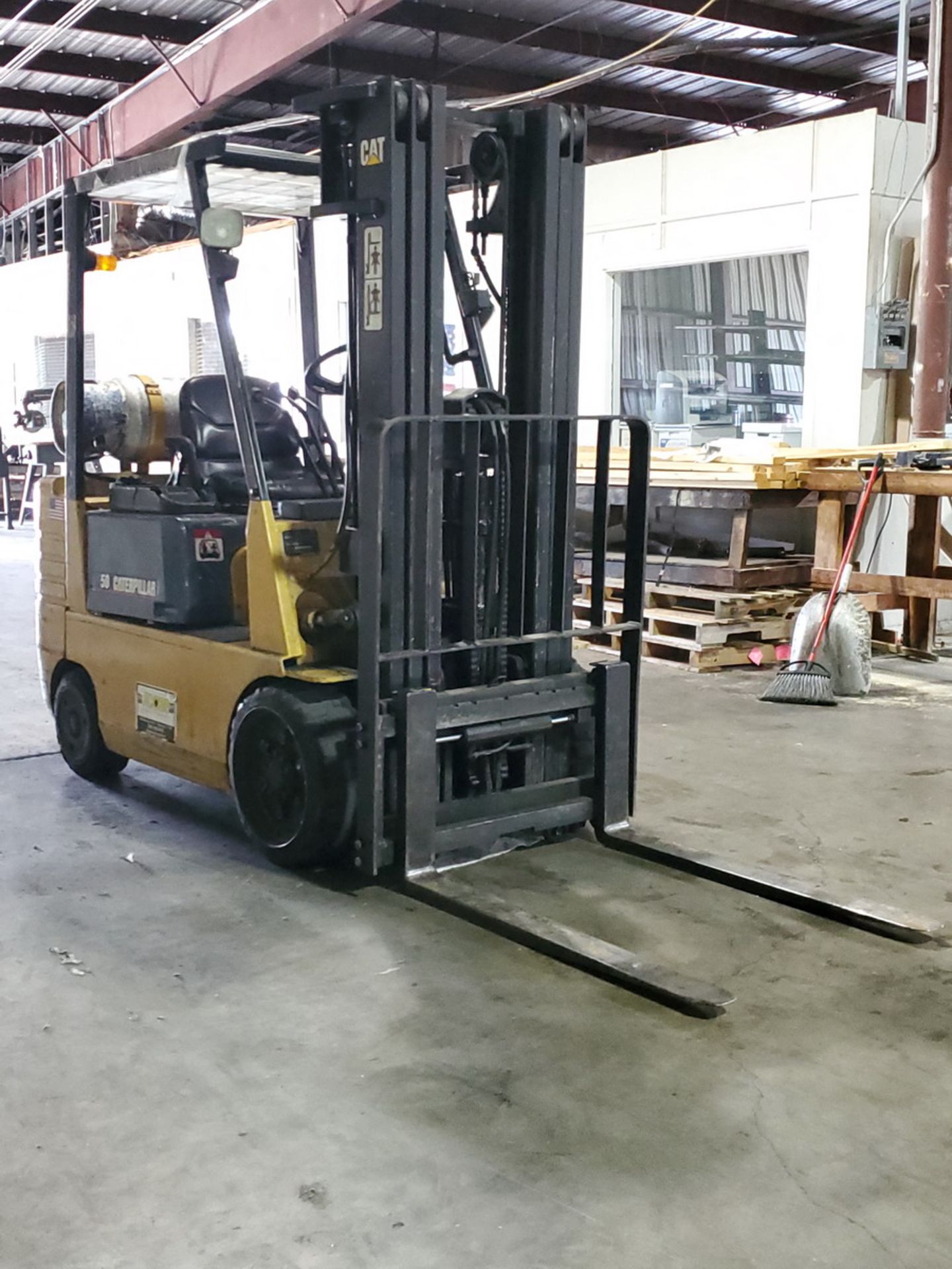 CAT GC25 LP Forklift 4,350Cap., 3-Stage Mast, 42" Forks, 5,374hrs, 190" Lift Height - Image 2 of 11