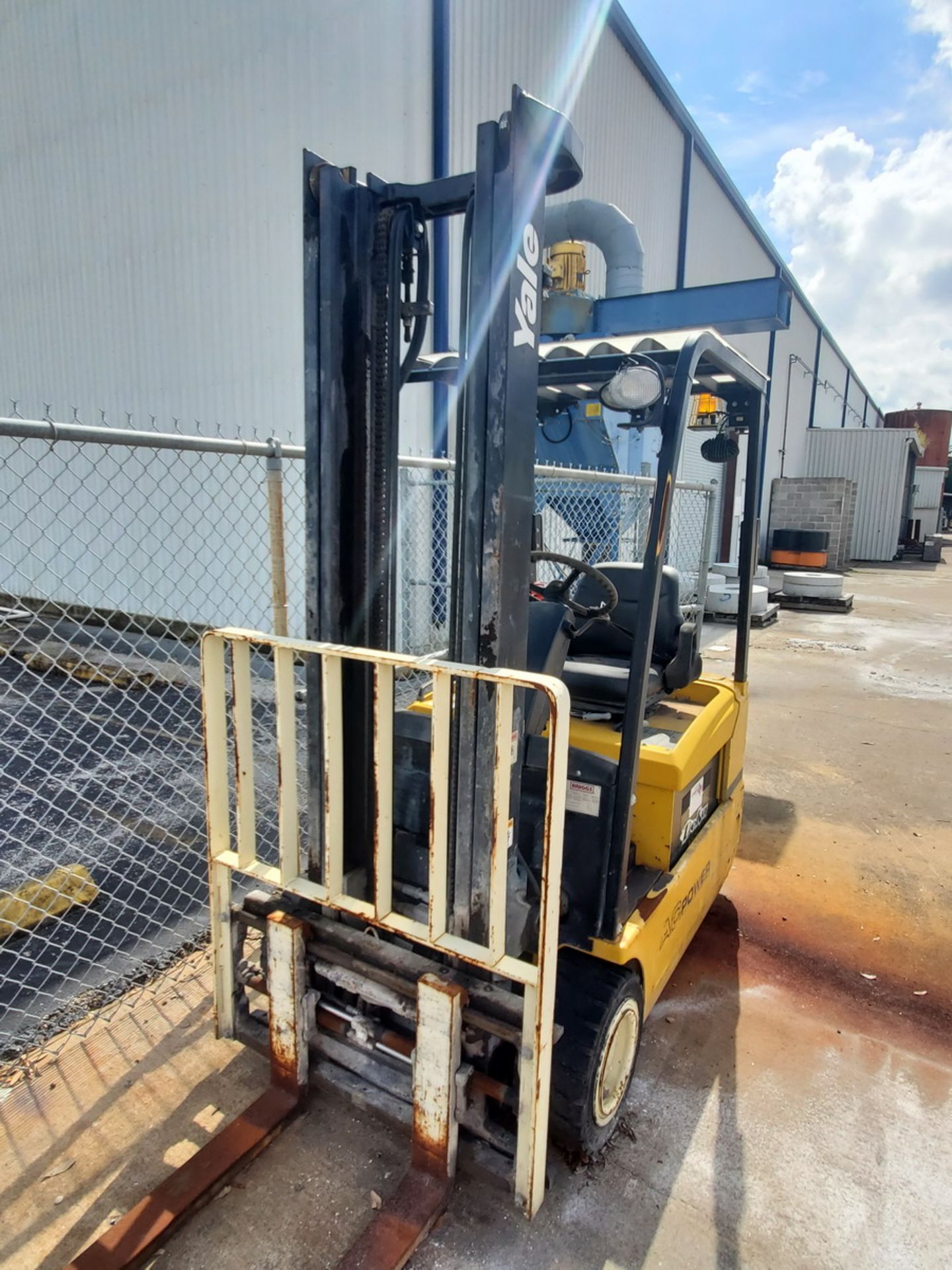 Yale ERP040THN36TV094 Ele Forklift 2-Stage Mast, 4K Cap.; W/ Battery Charger (Ignore 305 Tag on - Image 7 of 11