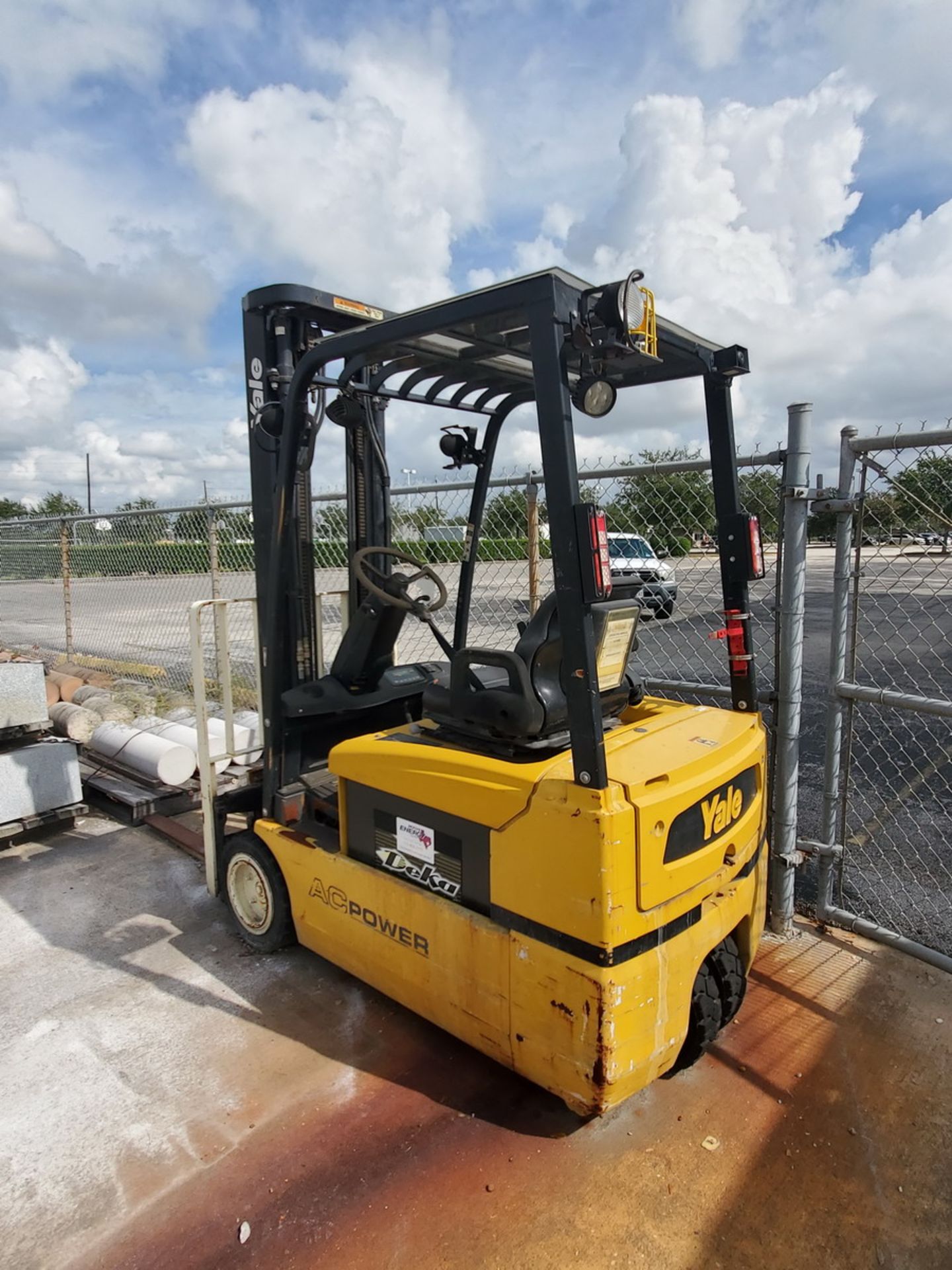 Yale ERP040THN36TV094 Ele Forklift 2-Stage Mast, 4K Cap.; W/ Battery Charger (Ignore 305 Tag on