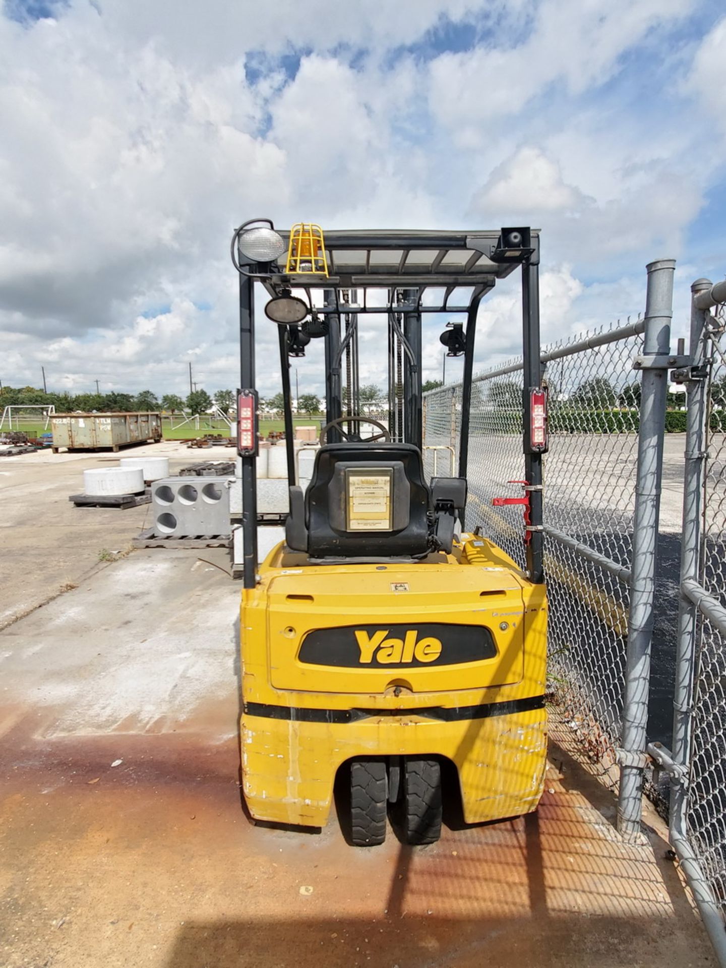 Yale ERP040THN36TV094 Ele Forklift 2-Stage Mast, 4K Cap.; W/ Battery Charger (Ignore 305 Tag on - Image 2 of 11