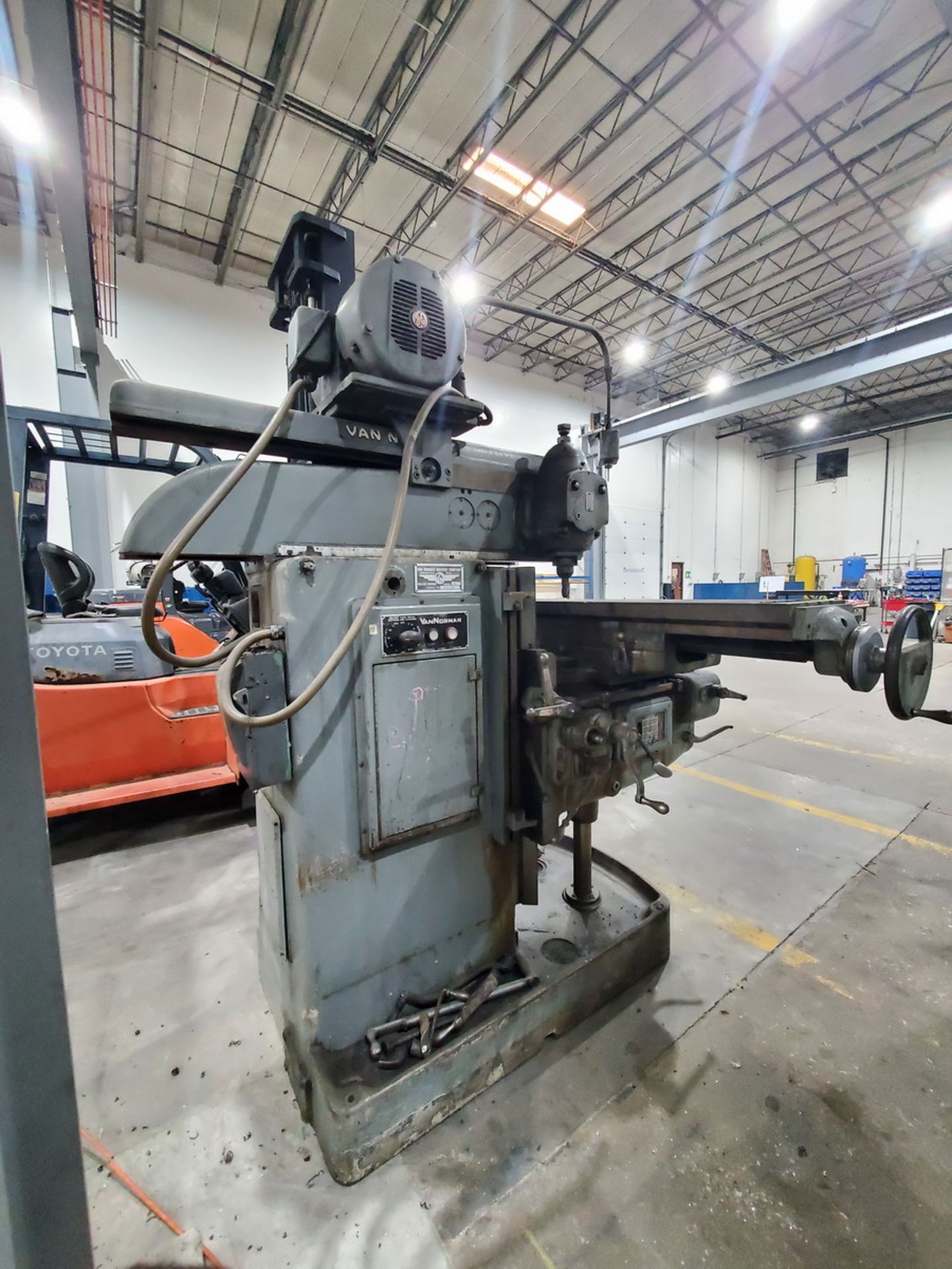 Van Norman 28A Vertical Milling Machine Size: 2; W/ 58" x 13" Slot Table - Image 9 of 18