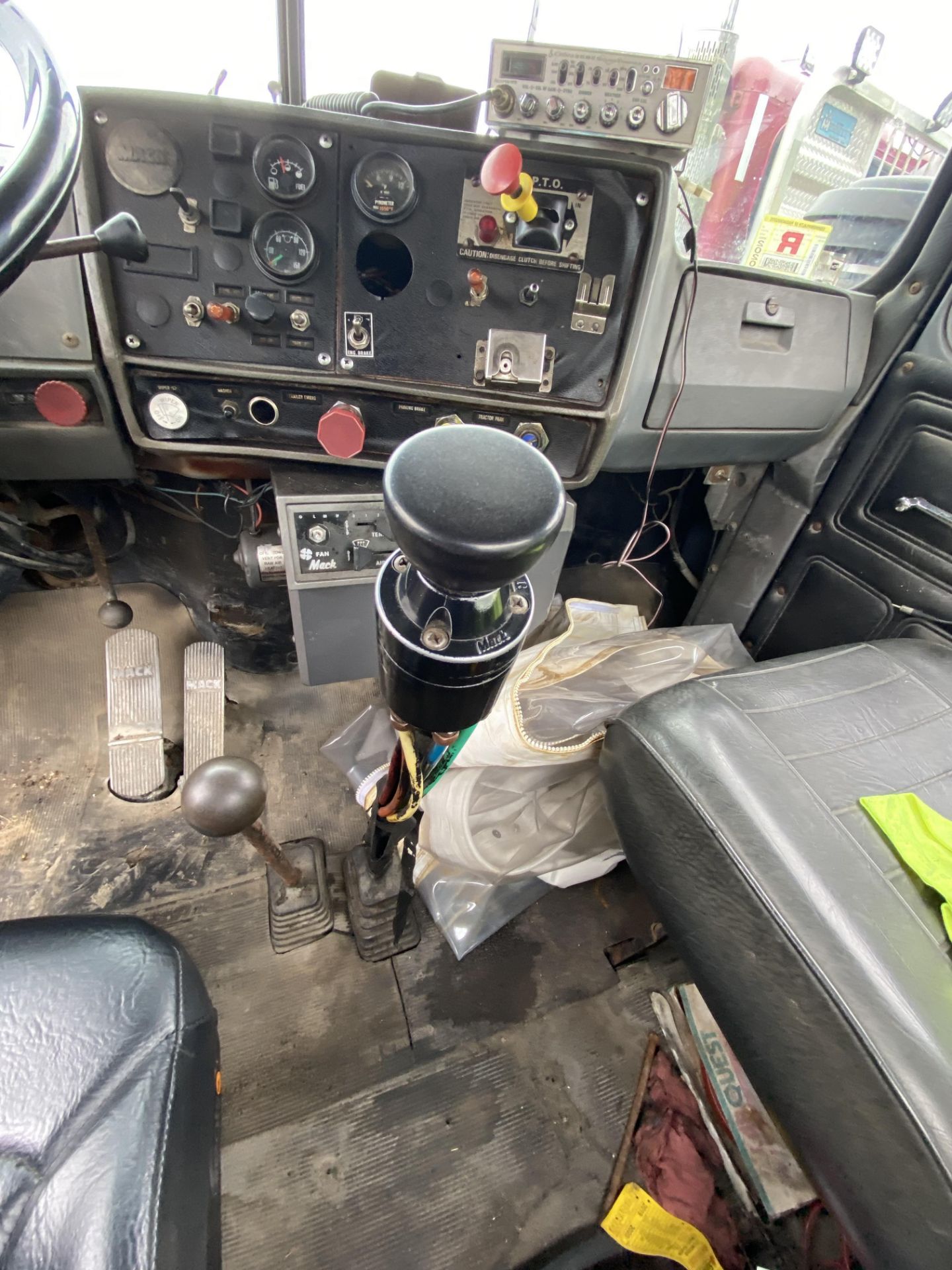 1986 Mack RD688SX Tandem Axle Tractor VIN 1M2P143Y8GA004351, Meter Reads 301,625 Miles, Day Cab, - Image 22 of 22