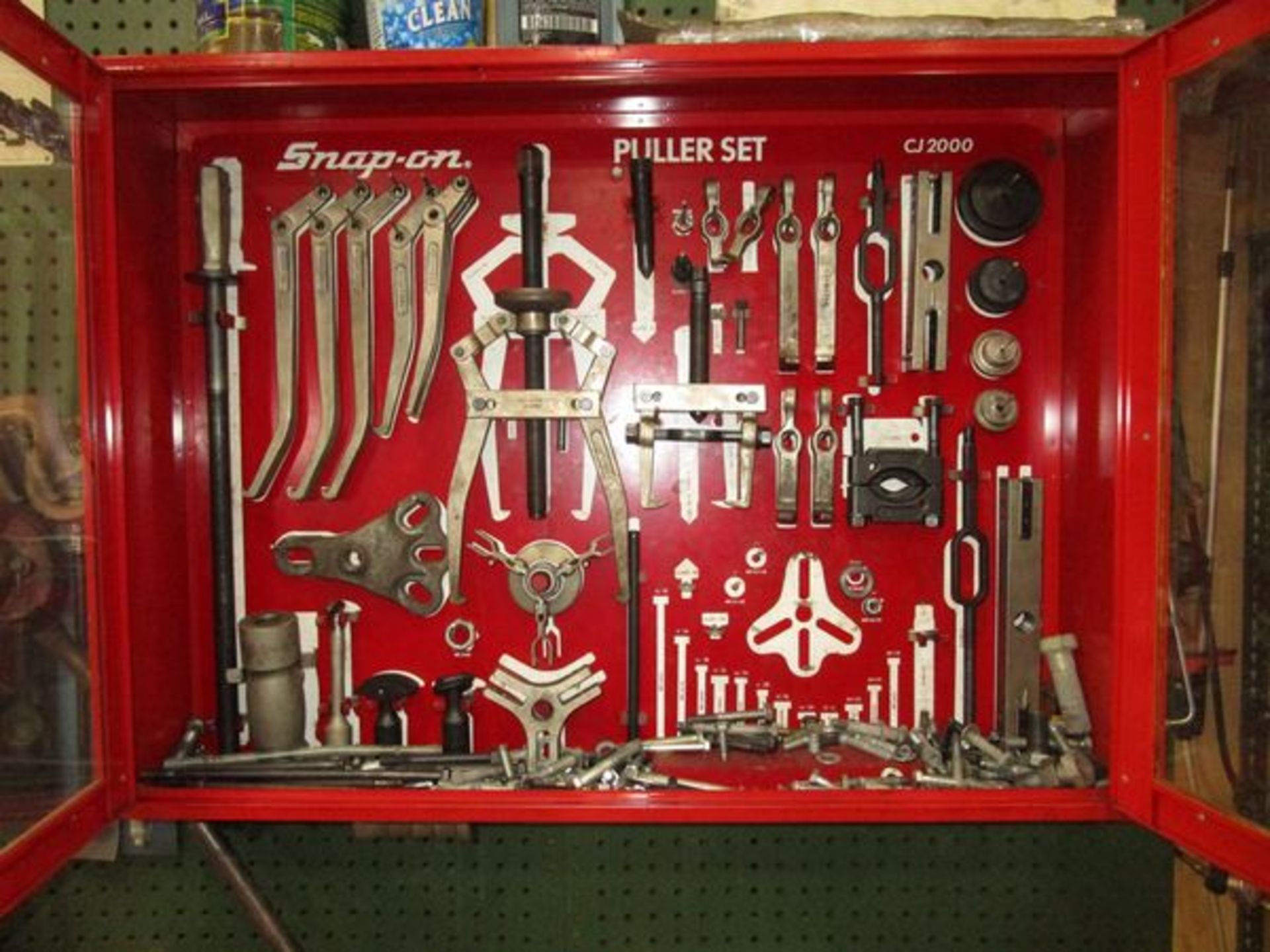 (1) Snap-On Puller Set w/ Wall Cabinet