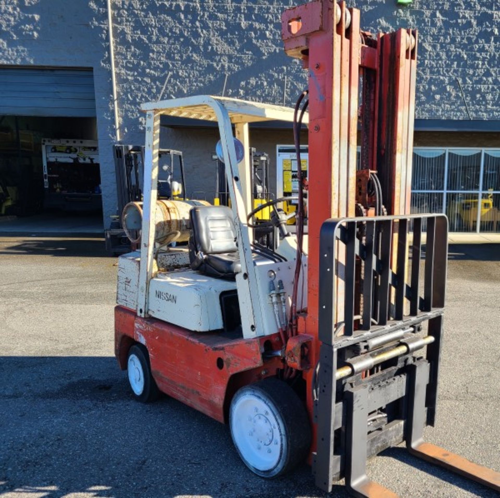 Nissan Mod. CPF02A25V, 5000 lb. cap., 218" lift, side shift, propane, cushion rubber, 3407 hrs., - Image 2 of 11