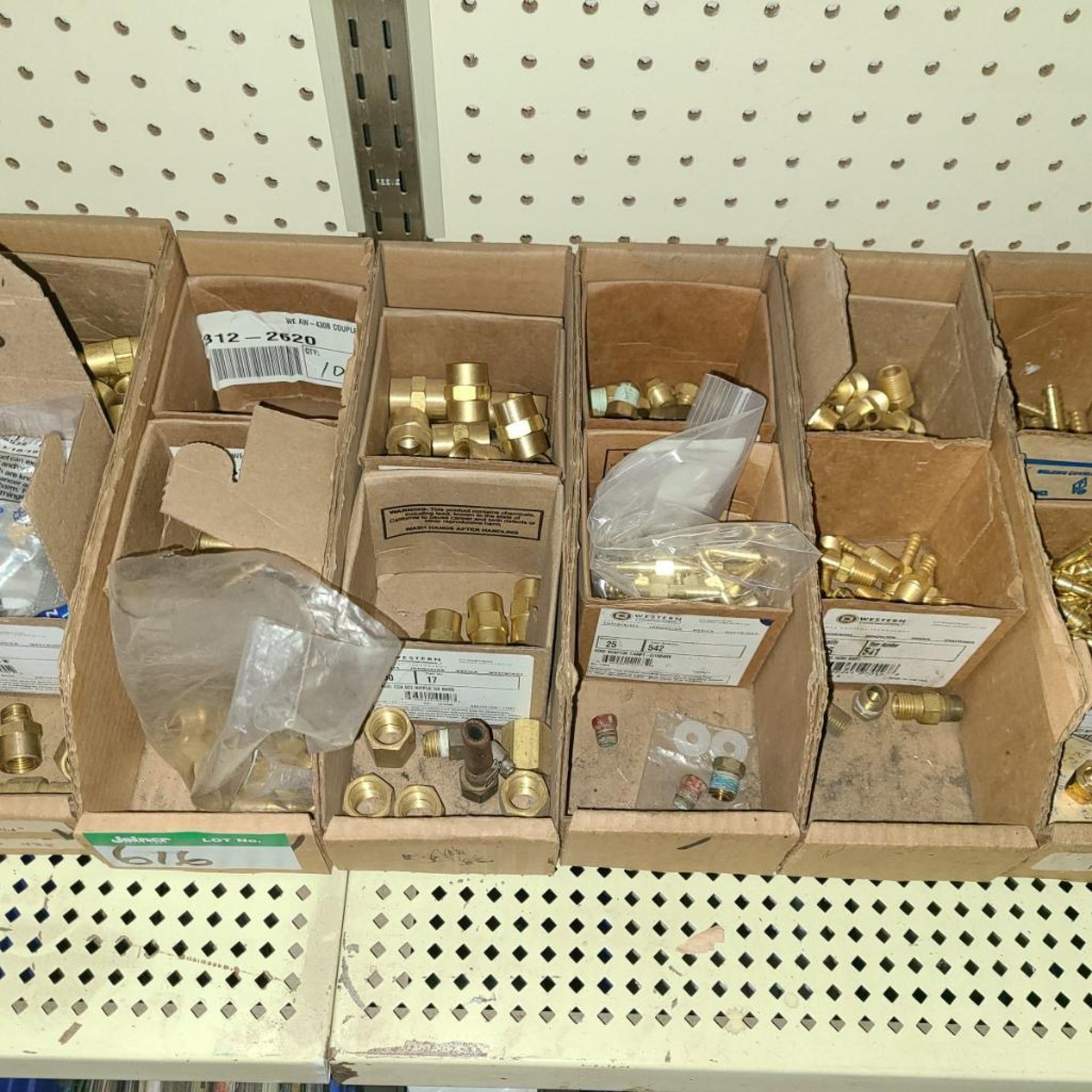 LARGE LOT OF BRASS HOSE FITTINGS & OXY-ACET FITTINGS - Image 4 of 12