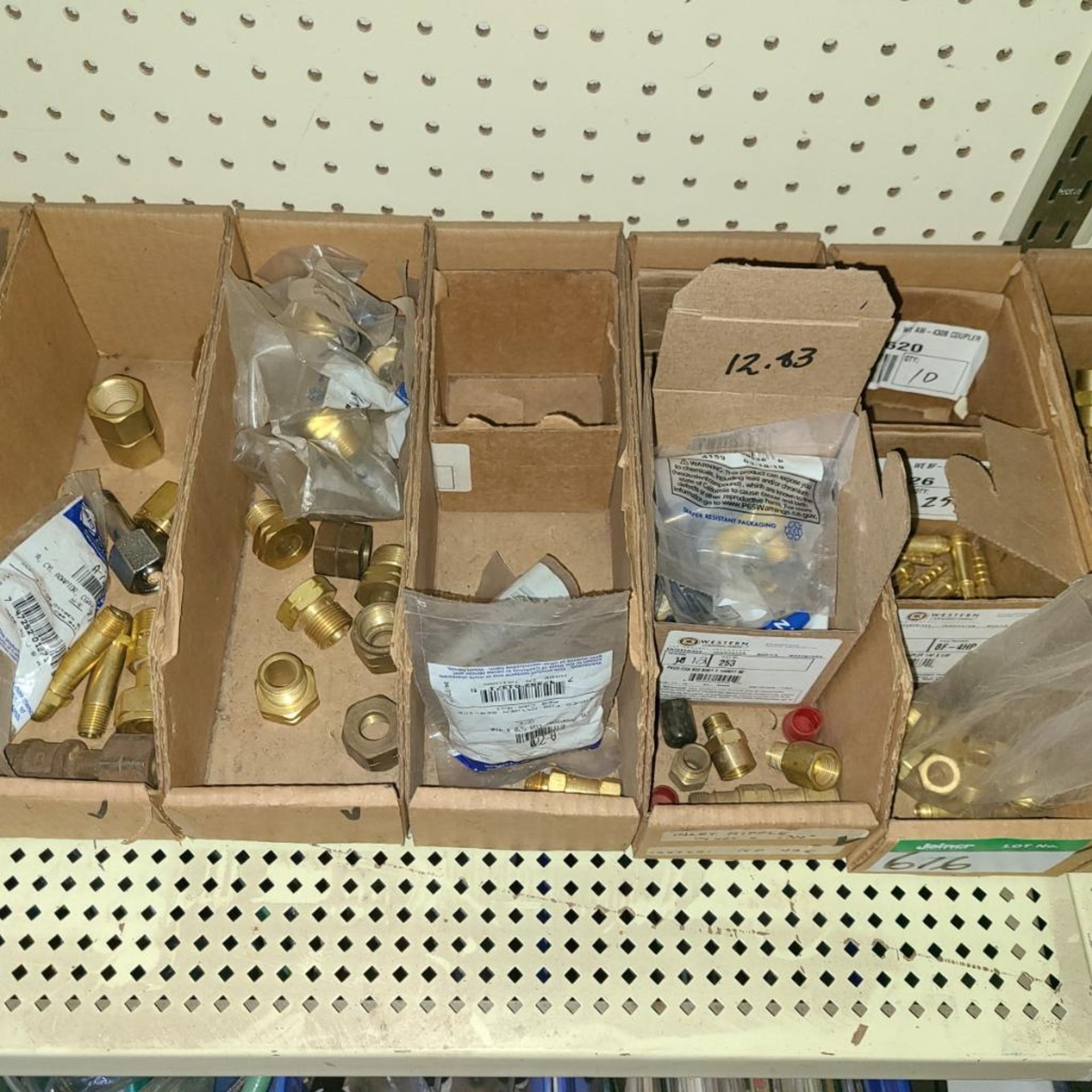 LARGE LOT OF BRASS HOSE FITTINGS & OXY-ACET FITTINGS - Image 5 of 12